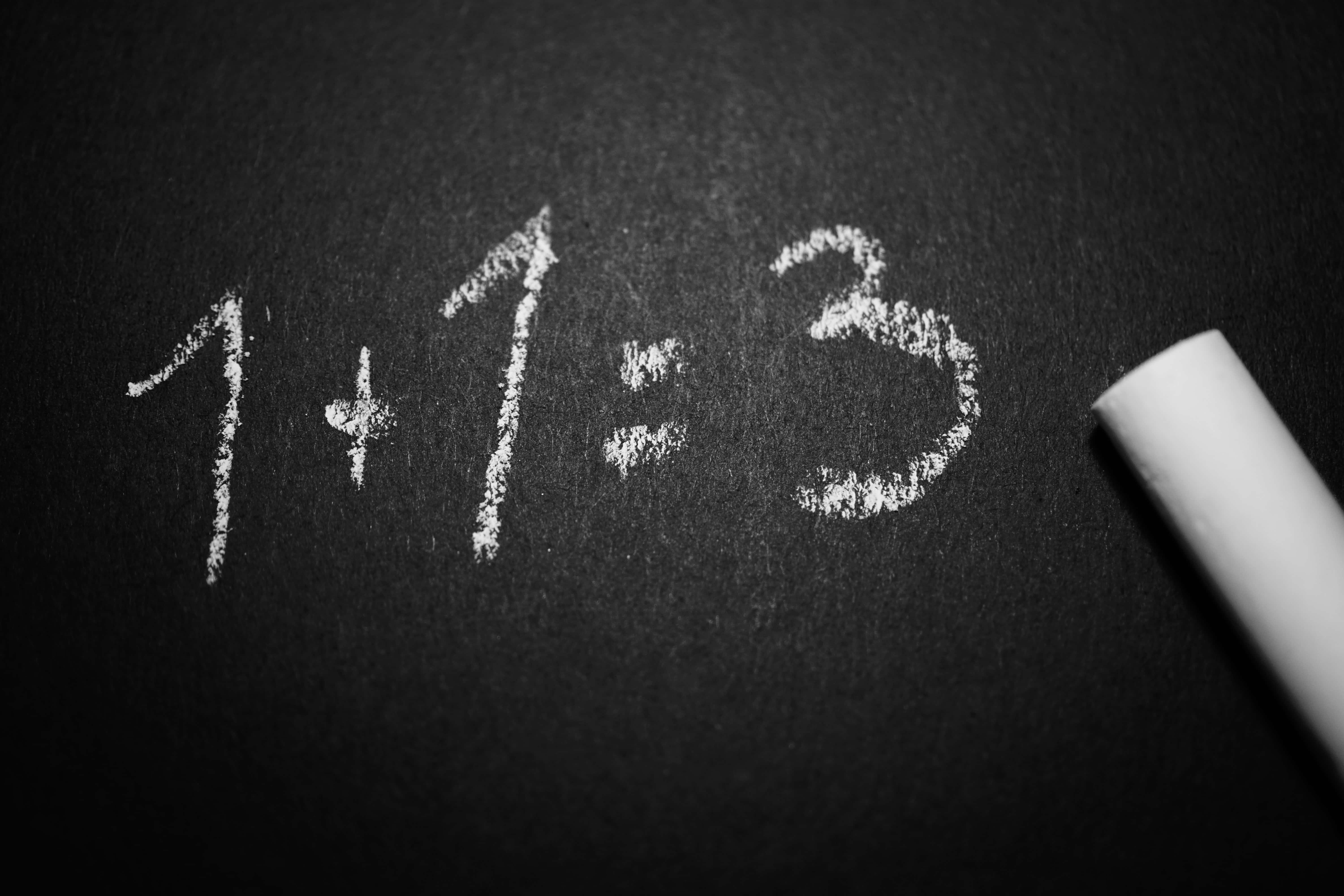 一個寫著數字11的黑板 壁紙