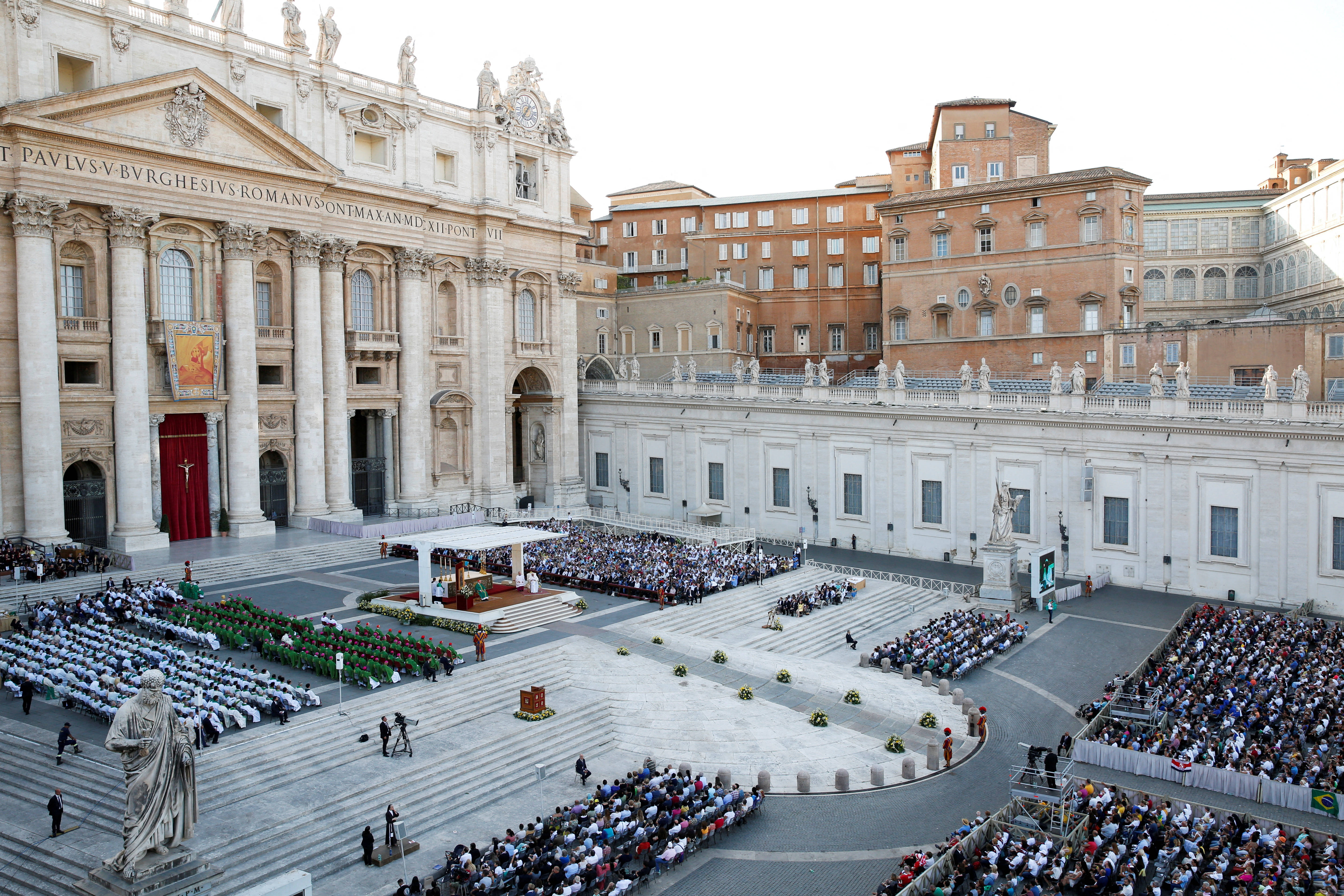 Catholic 桌布 壁紙 — 一個寬闊的梵蒂岡庭院，在明亮的日光下擠滿了聚集在聖伯多祿大殿前的人群。
