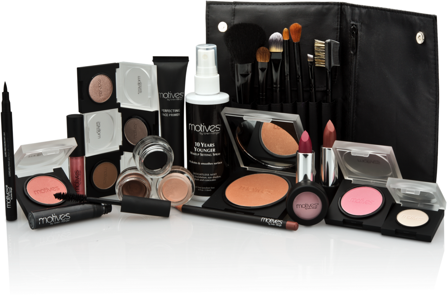Cosmetics Products 桌布 壁紙 — 一個專業化妝套裝，刷子和產品整齊地排列在黑色背景下的反射白色表面上。