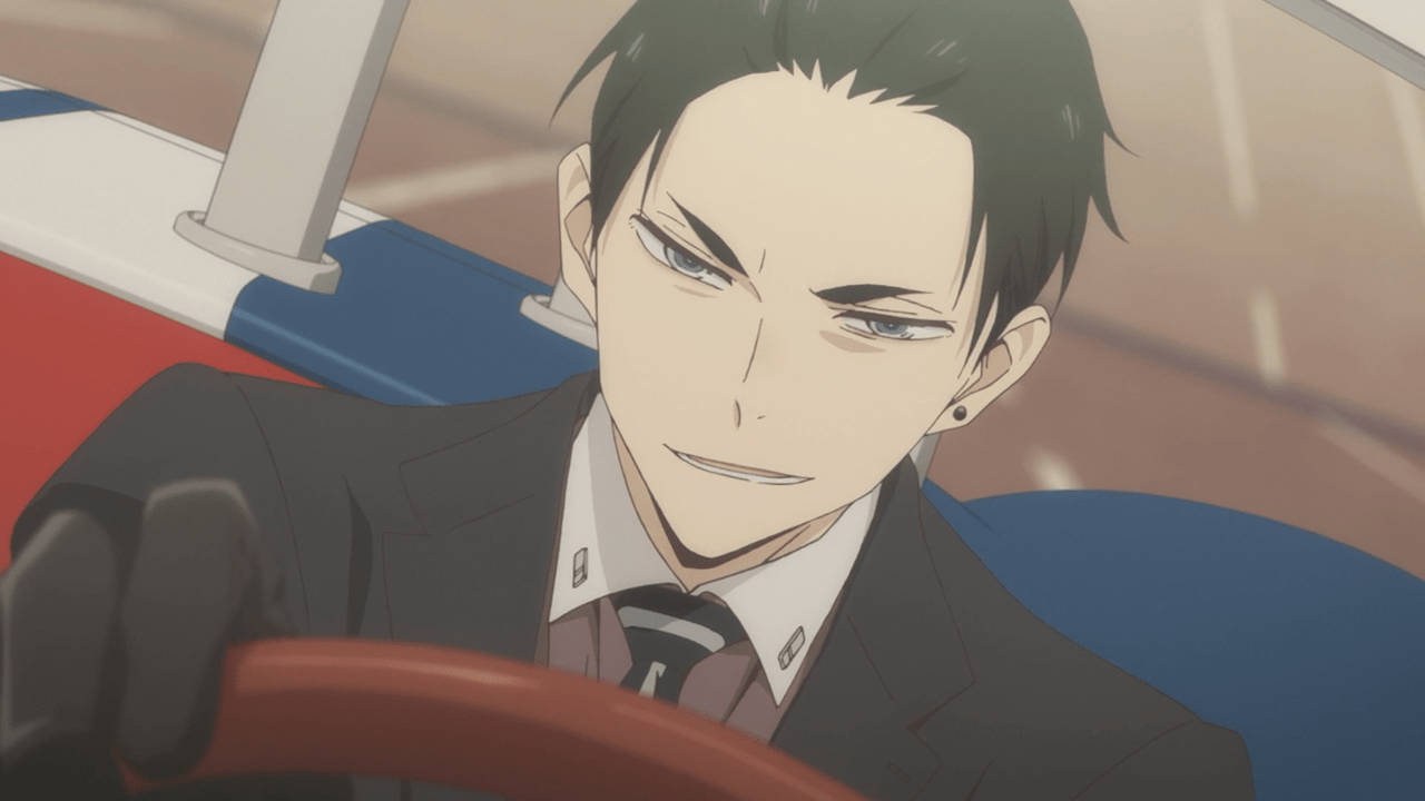 daisuke kambe 桌布 壁紙 — 一個專注的動畫男子穿著西裝，在車內握住紅色方向盤，車內有藍色和白色的裝飾點綴。