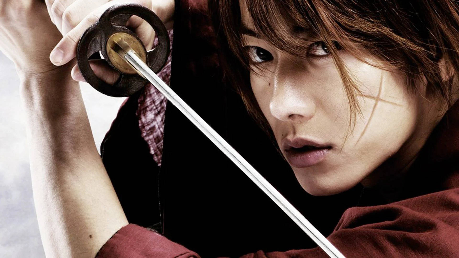 Kenshin 桌布 壁紙 — 一個專注的武士戰士緊握武士刀，眼神凌厲地直視前方，戲劇性的特寫鏡頭。