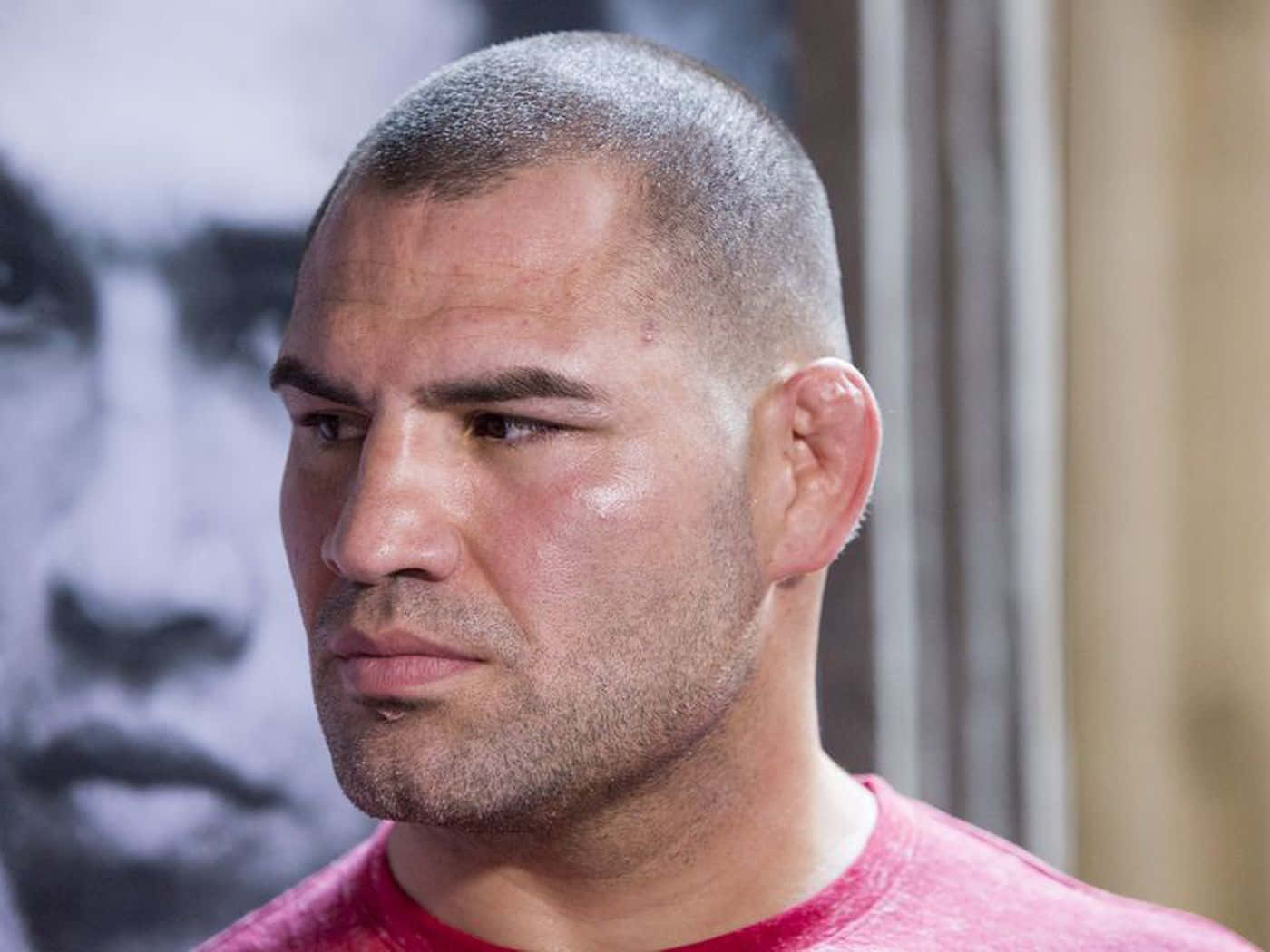 UFC 桌布 壁紙 — 一個專注的男性拳手近照，光頭，身穿紅色襯衫，汗水在臉上閃閃發光。
