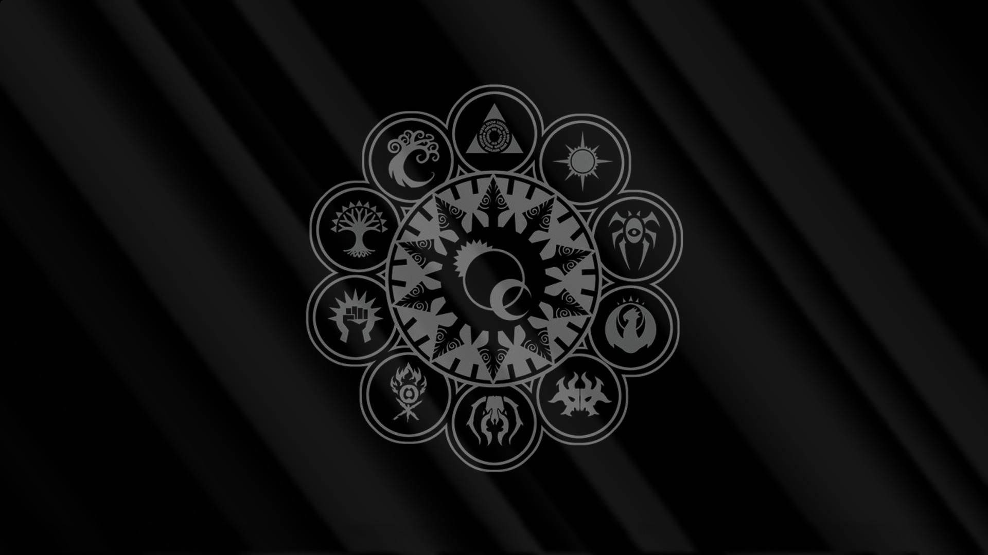 魔法動圖 桌布 壁紙 — 一個對稱的銀色徽章，中央有一個齒輪狀圖案，十二個圓形符號從中放射出來，背景是黑色垂褶布料。
