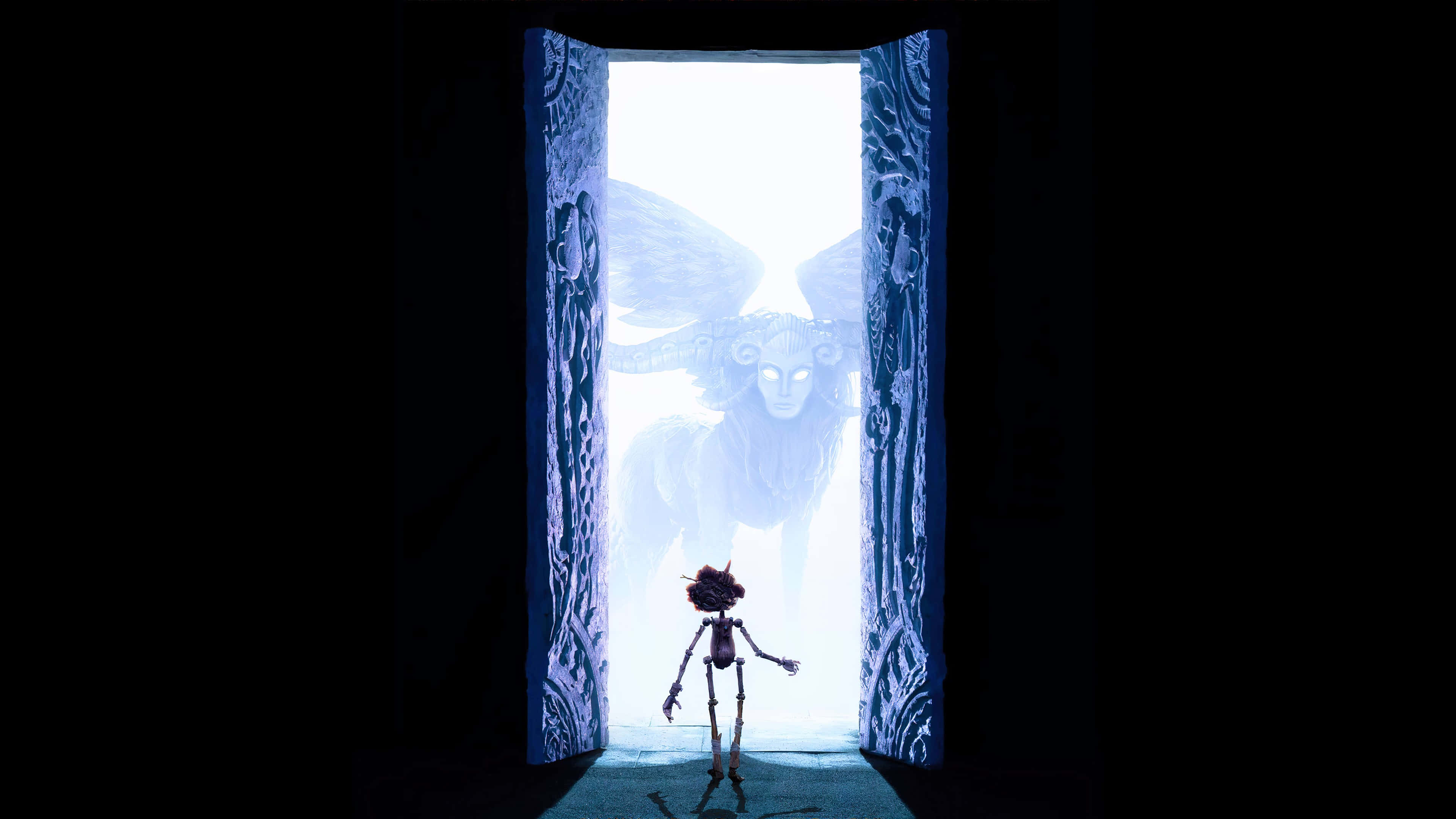 Guillermo Del Toro's Pinocchio 桌布 壁紙 — 一個小人影站在華麗的門口前，凝視著一隻發光、展開翅膀的天使獅子。