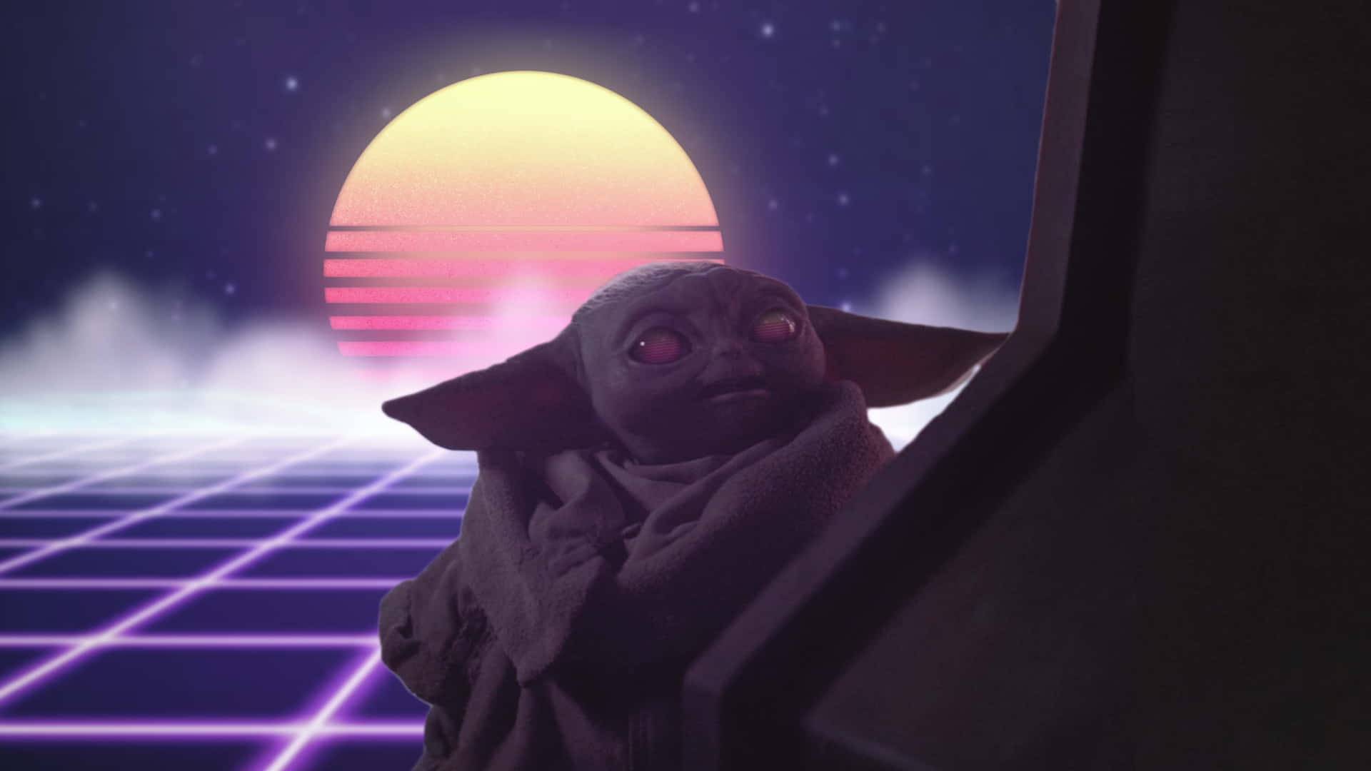 Baby Yoda Aesthetic 桌布 壁紙 — 一個小外星生物，紅色眼睛，望向窗外，看著一個發光的復古未來主義日落，在霓虹燈網格上方。
