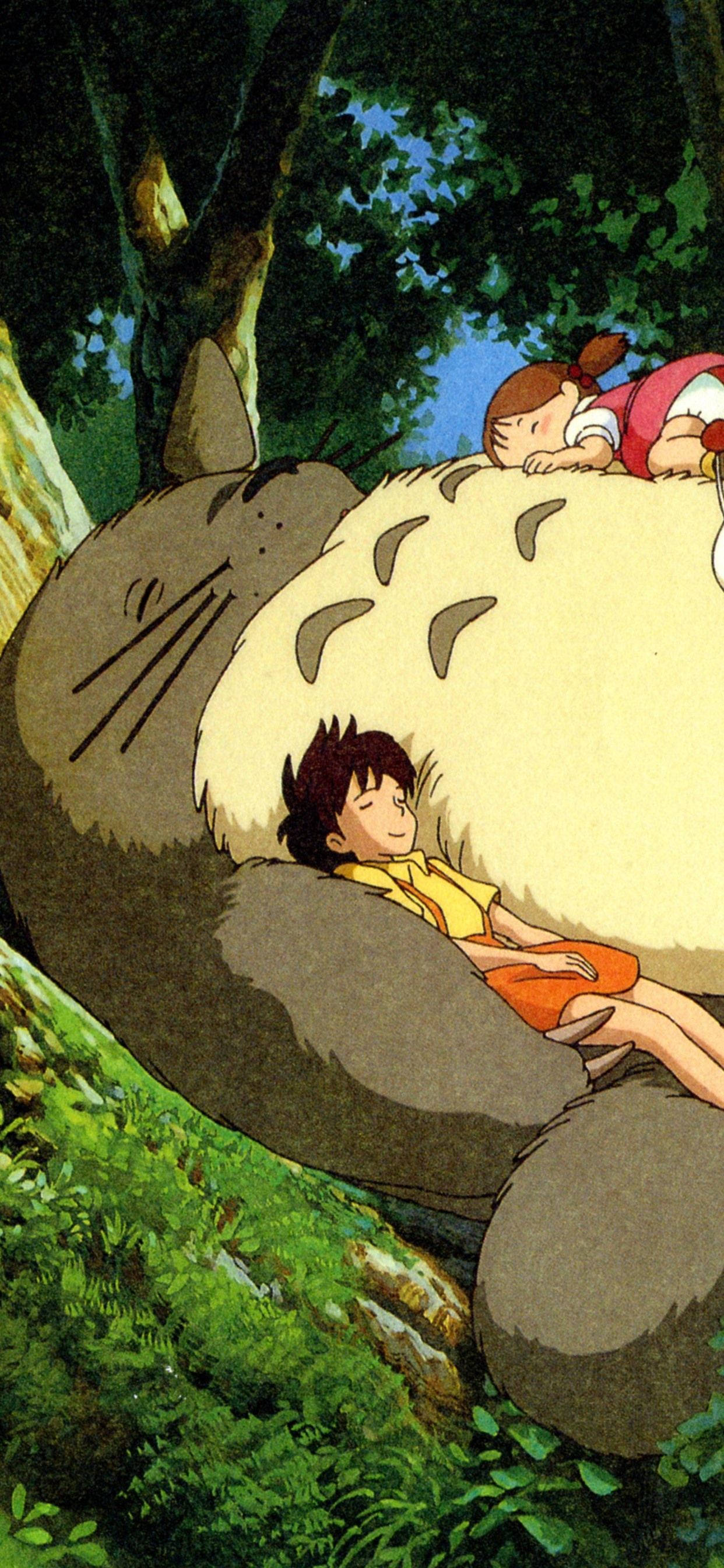 Studio Ghibli iPhone 桌布 壁紙 — 一個小女孩和一隻巨大的毛茸茸生物在藍天下的一片茂密綠色森林中安詳地休息。
