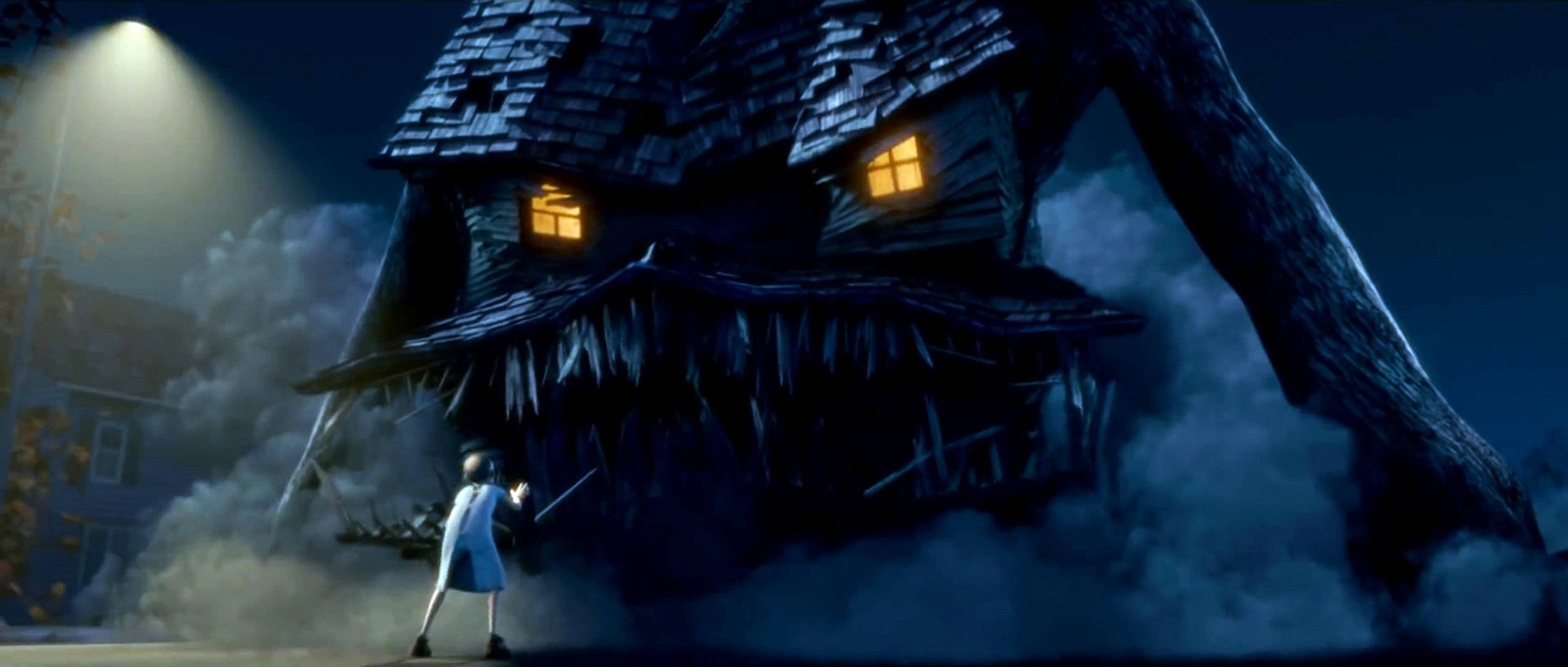 Monster House 桌布 壁紙 — 一個小女孩站在一間有發光窗戶和張開大嘴的怪獸屋前，背景是霧氣瀰漫的夜晚。