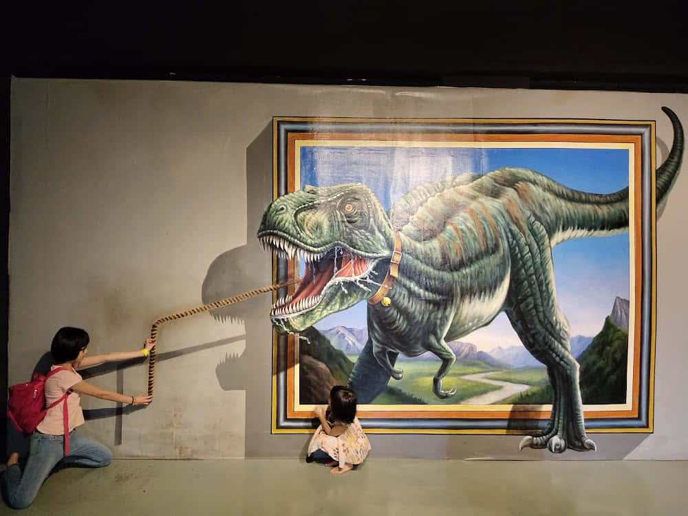 3D 桌布 壁紙 — 一個小孩和一個成人與一幅3D幻覺壁畫互動，畫中一隻咆哮的暴龍看似從裱框畫中拉出一條繩子。