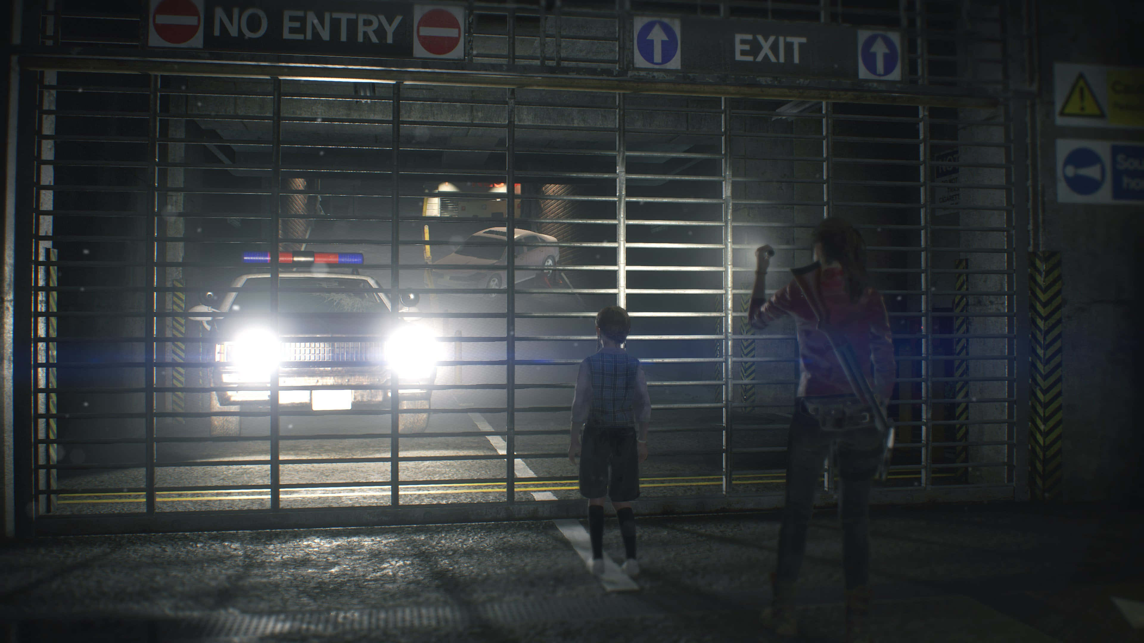 Resident Evil 2 桌布 壁紙 — 一個小孩和一個成年人站在金屬閘門前，一輛警車閃著警燈在昏暗的地下停車場靠近。