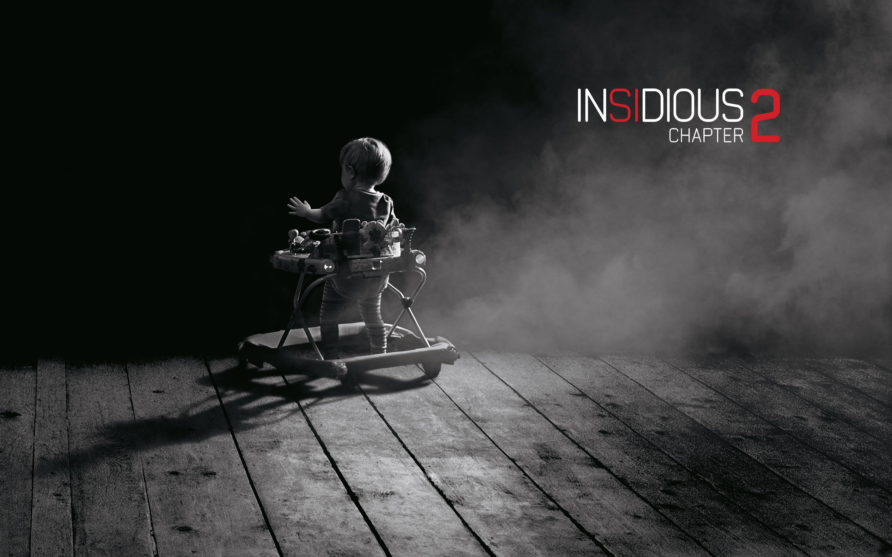 Insidious 桌布 壁紙 — 一個小孩在學步車中獨自站在木地板上，陰森的煙霧在昏暗的房間裡圍繞著他們旋轉。
