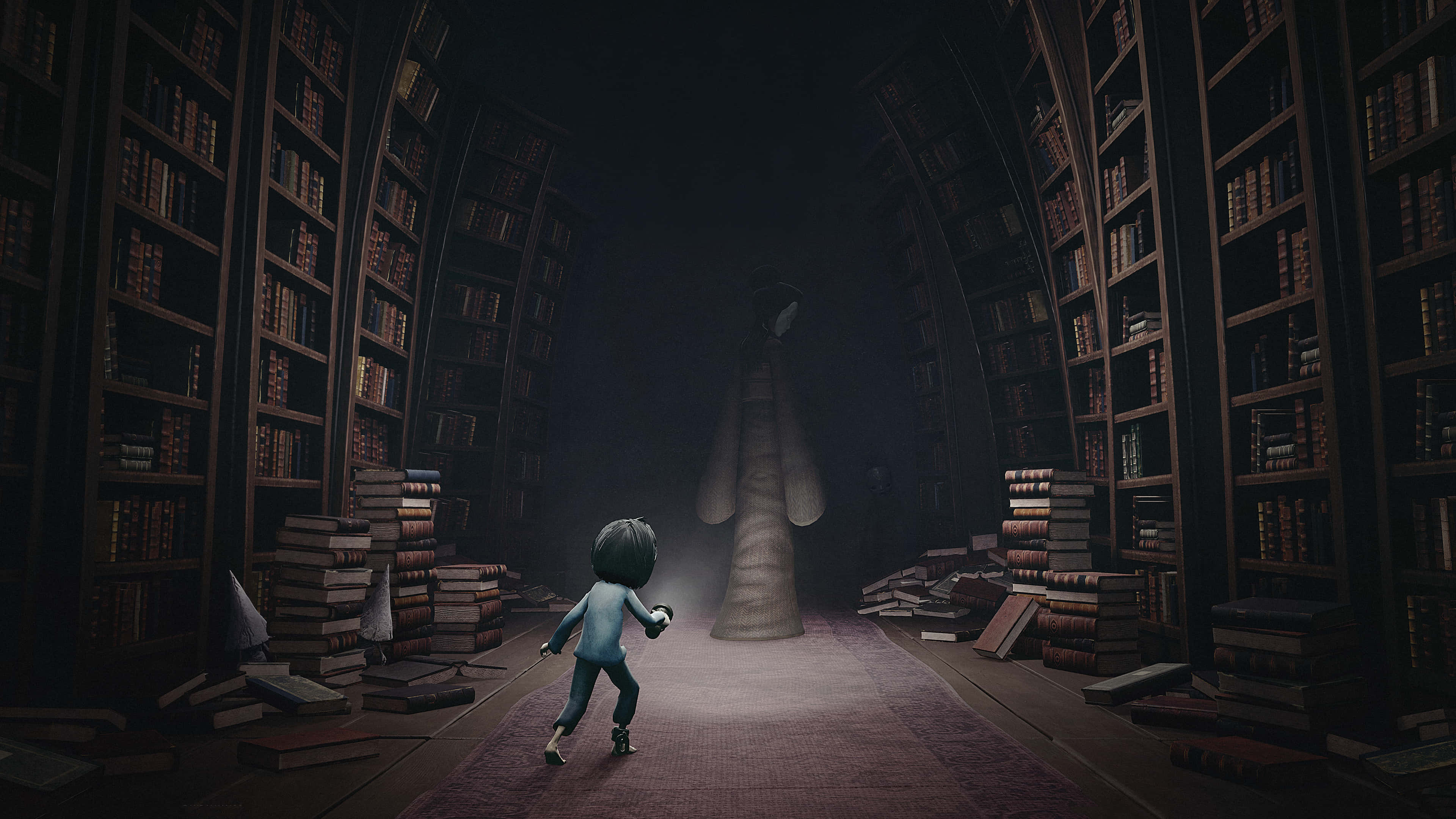Little Nightmares 4K 桌布 壁紙 — 一個小孩在昏暗的圖書館走廊奔跑，朝著盡頭一個高聳的鬼影衝過去。