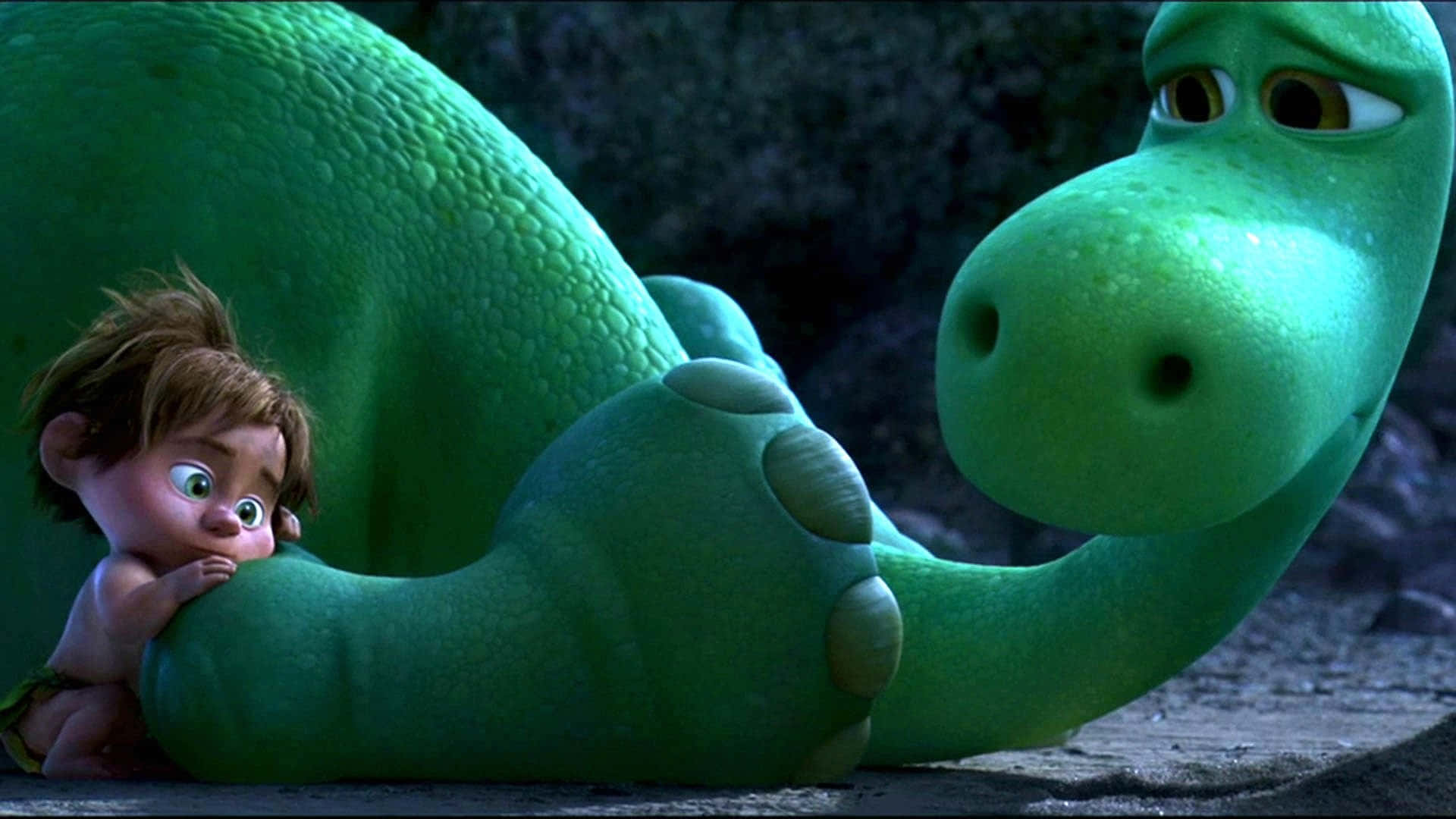 Animated 桌布 壁紙 — 一個小孩在昏暗的森林環境中，抓住一隻溫和的巨型恐龍的綠色頸部。