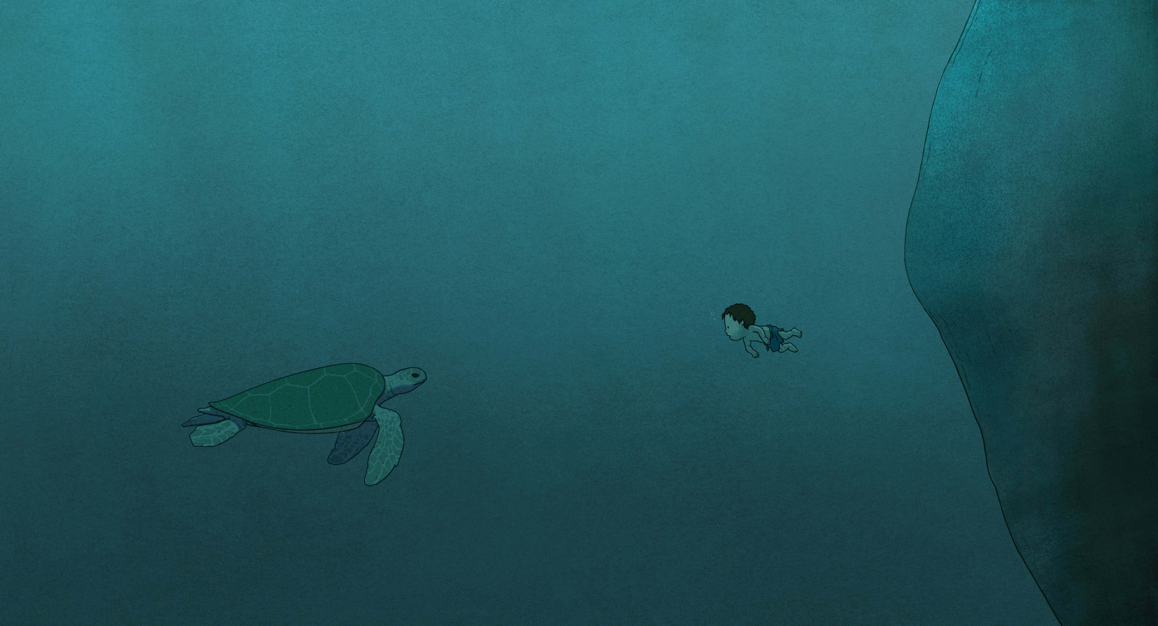 The Red Turtle 桌布 壁紙 — 一個小孩在深藍色海洋的岩石懸崖附近與海龜一起在水底游泳。