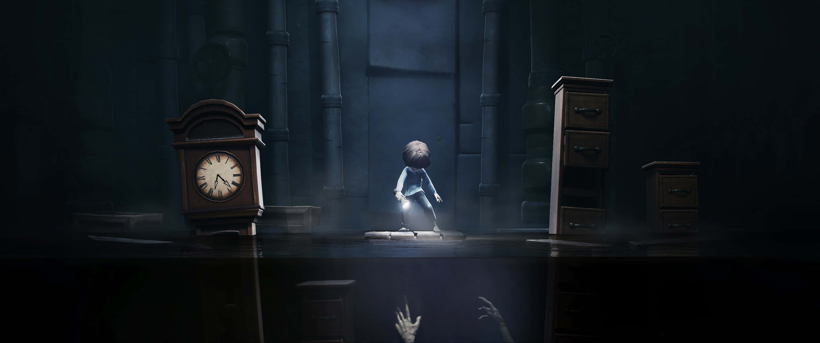 Little Nightmares 4K 桌布 壁紙 — 一個小孩在黑暗、霧氣瀰漫的房間裡，有一座老爺鐘和漂浮的手，營造出詭異的氣氛。