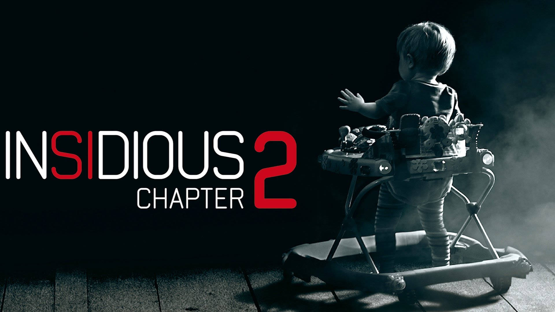 Insidious 桌布 壁紙 — 一個小孩坐在學步車上，站在昏暗燈光下，霧氣繚繞，面對著粗體紅色和白色的標題「Insidious Chapter 2」。