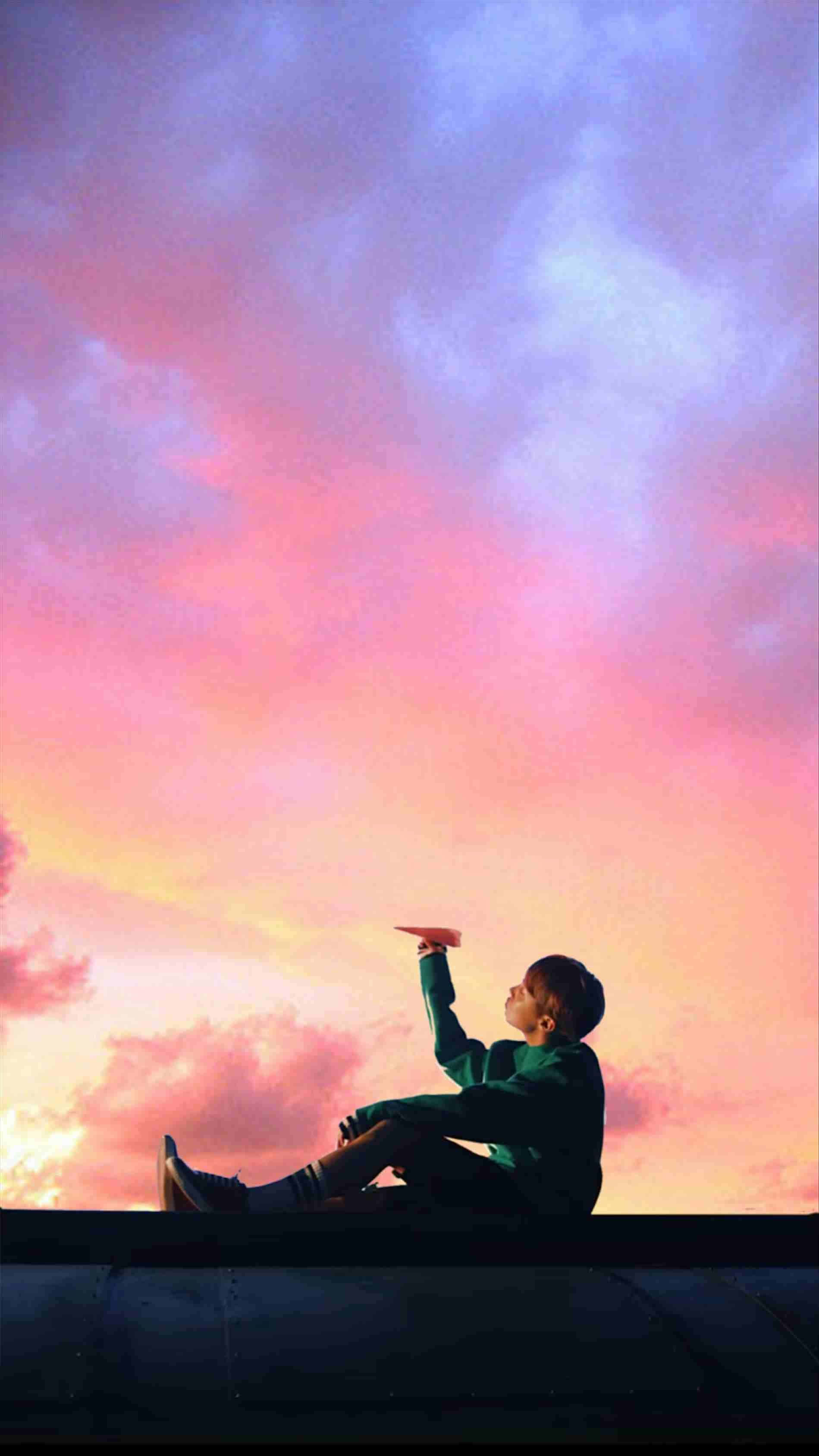 Tumblr Photography 桌布 壁紙 — 一個小孩的剪影，在充滿活力的粉紅紫色日落天空下，向上發射紙飛機。