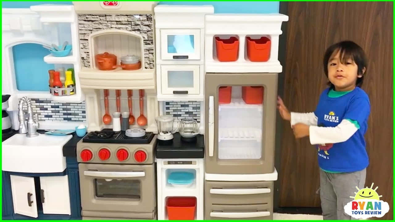 toys 桌布 壁紙 — 一個小孩站在一個色彩繽紛的玩具廚房套裝旁邊，套裝有逼真的電器和配件。