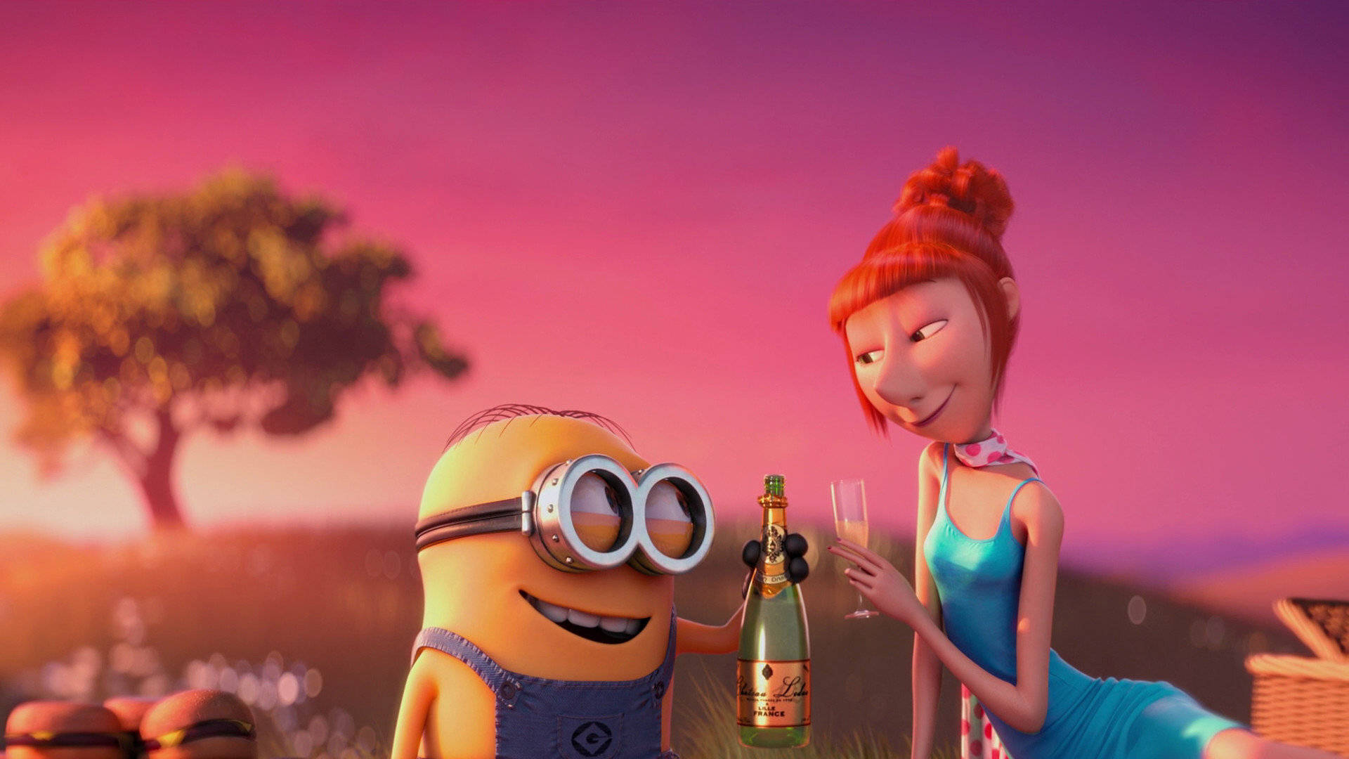 Despicable Me 2 桌布 壁紙 — 一個小小兵和一個穿藍色連衣裙的女人在粉紅色日落天空下用香檳祝酒。