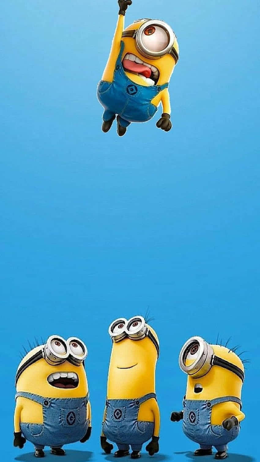 Minion 桌布 壁紙 — 一個小小兵開心地懸在半空中，而下面三個驚訝地向上看，背景為純藍色。