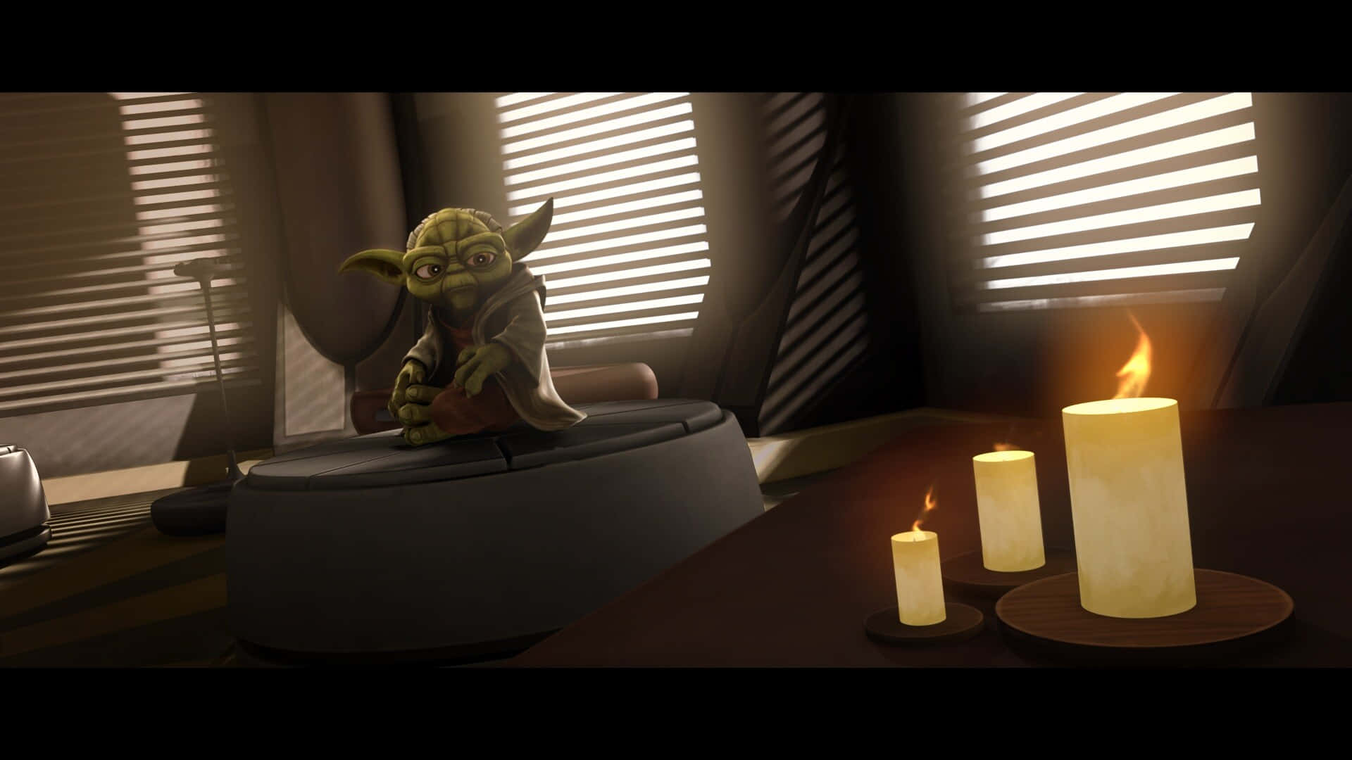 Jedi Council 桌布 壁紙 — 一個小小的綠色尤達公仔靜靜地坐在一張椅子上，旁邊有三根點燃的蠟燭，房間光線昏暗，有百葉窗。