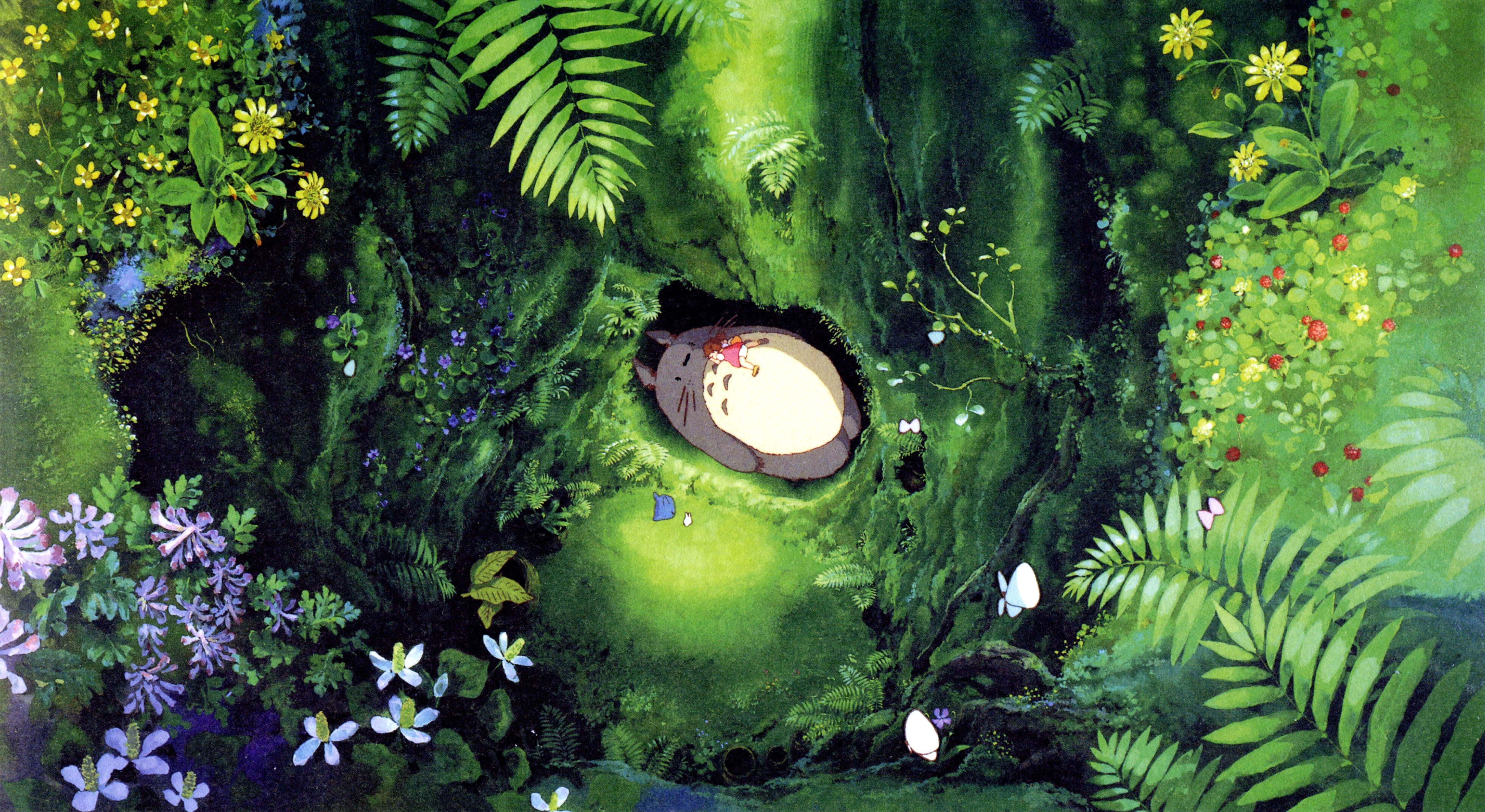 Hayao Miyazaki Movies 桌布 壁紙 — 一個小生物在長滿苔蘚的樹洞中平靜地休息，周圍環繞著充滿活力的綠色蕨類植物和色彩繽紛的野花。