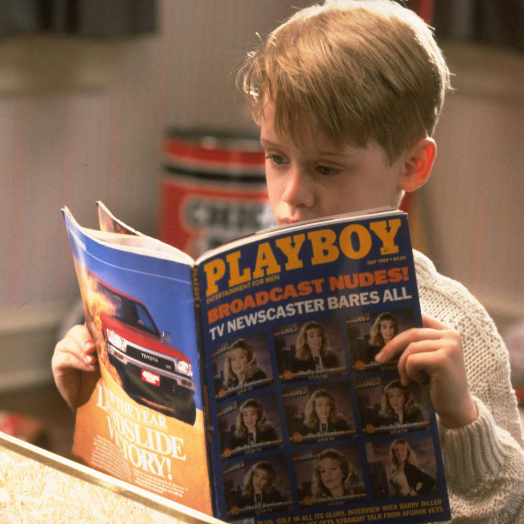 電影動圖 桌布 壁紙 — 一個小男孩專注地閱讀一本復古的《Playboy》雜誌，內容包括電視新聞主播的裸照和豐田廣告。