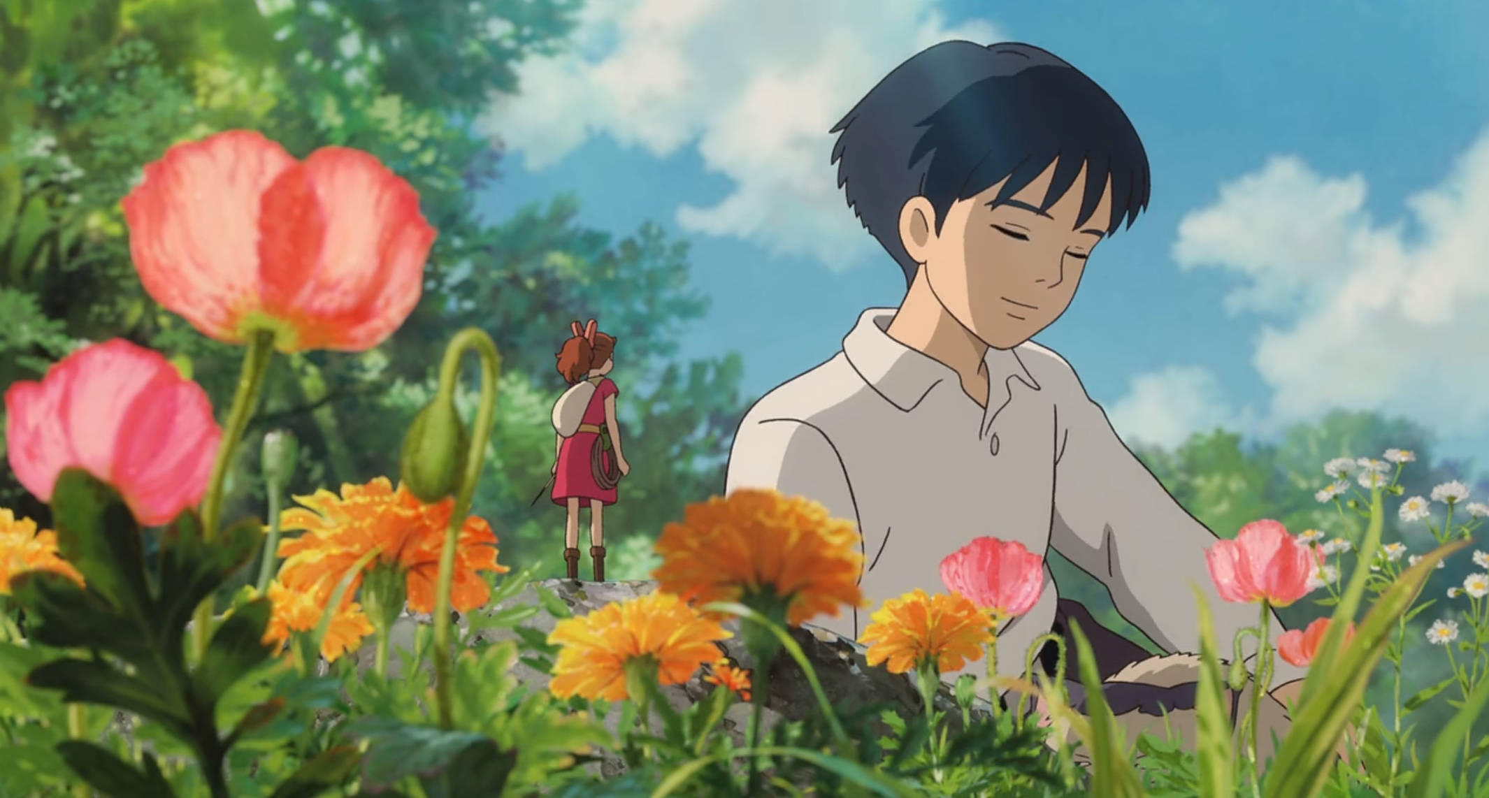 Arrietty 桌布 壁紙 — 一個小男孩平靜地坐在鮮豔的粉紅色和橙色花朵中，而一個穿著紅色連衣裙的女孩穿過陽光明媚的花園走開。