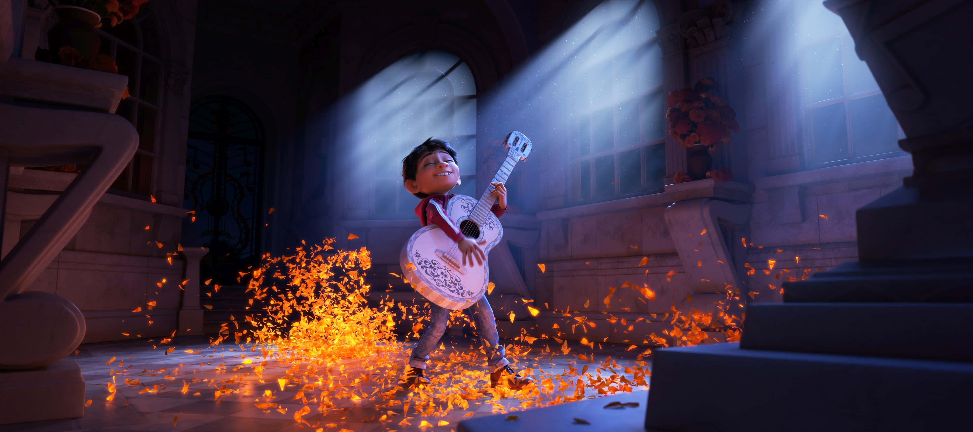 Coco Disney 桌布 壁紙 — 一個小男孩彈奏白色吉他，金色橙色花瓣在他周圍爆炸，在一個宏偉、陽光普照的石廳中。