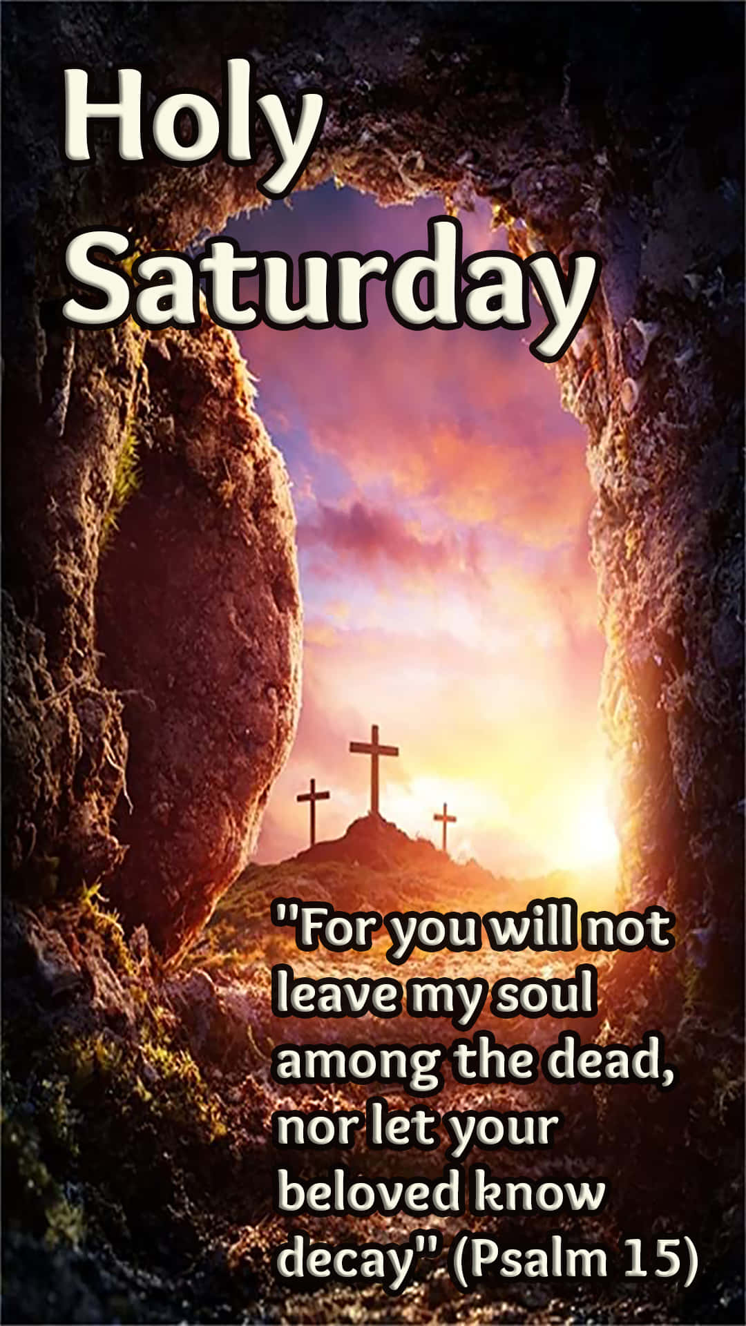 Holy Saturday 桌布 壁紙 — 一個岩石洞穴開口框住了山丘上的三個十字架，背景是充滿活力的日落天空，並帶有文字疊加。