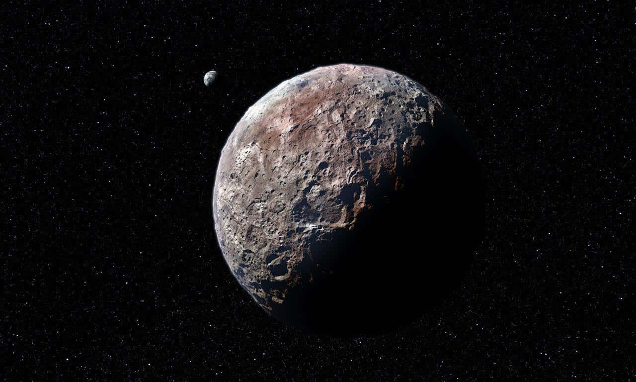 pluto 桌布 壁紙 — 一個崎嶇不平、佈滿隕石坑的行星主宰著畫面，背景是星場，附近還有一顆較小的衛星。