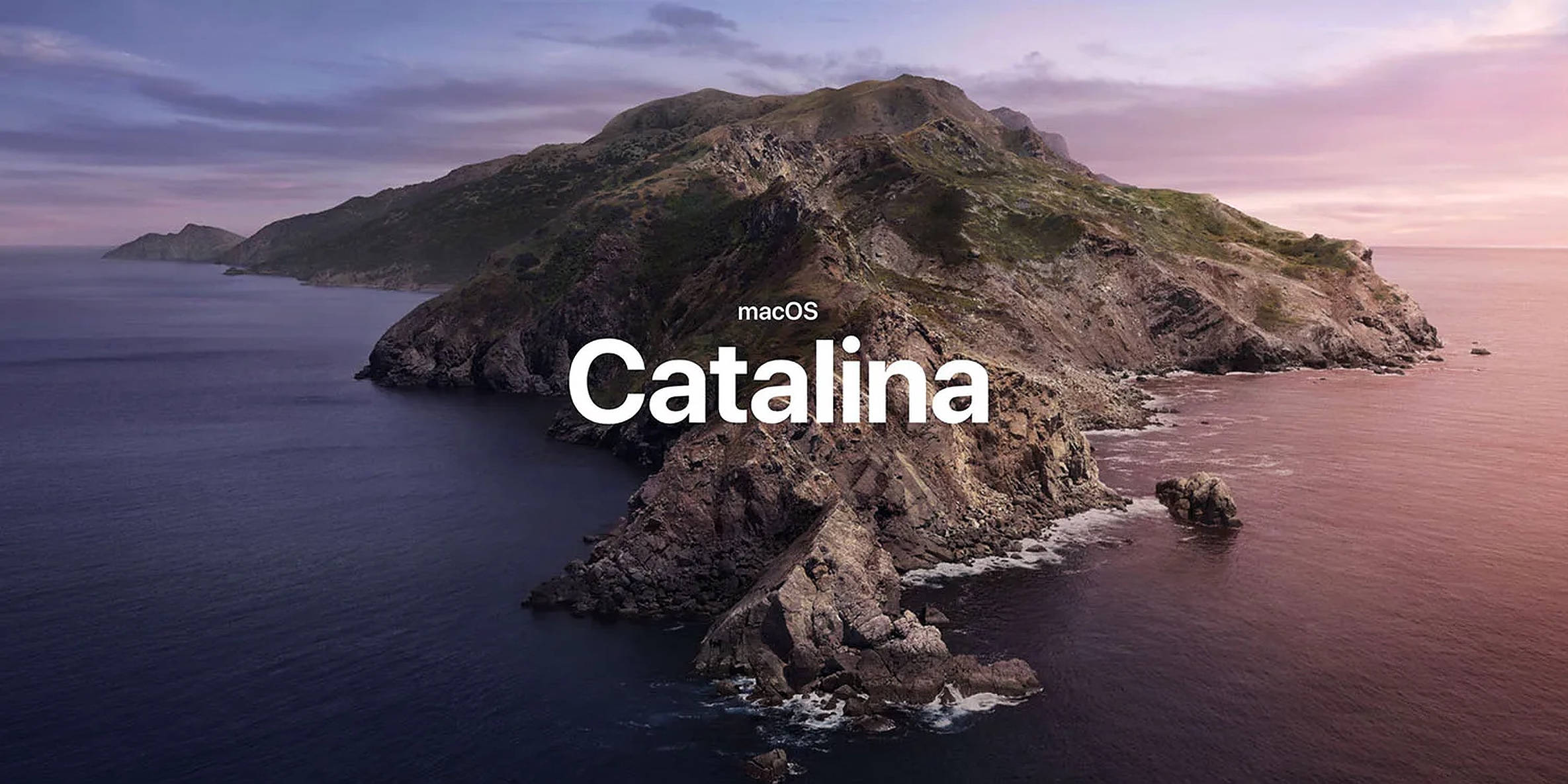 Catalina 桌布 壁紙 — 一個崎嶇的島嶼，有岩石峭壁和綠色斜坡，從深藍色的海水中升起，在柔和的粉紅色和紫色暮色天空下。