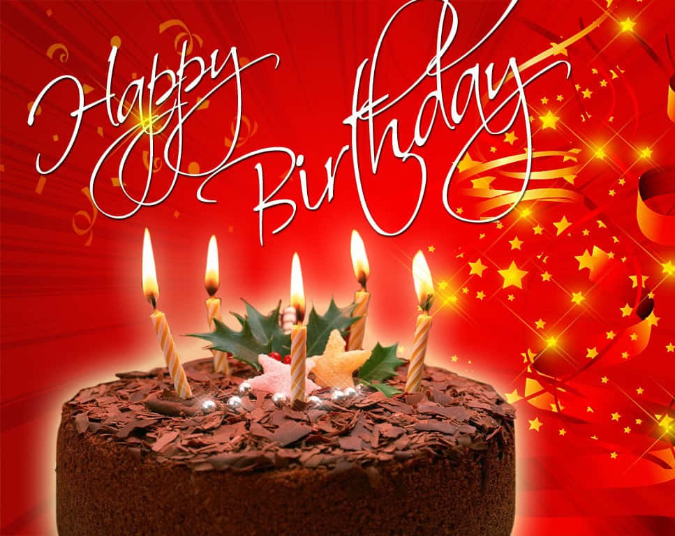 Birthday Wishes 桌布 壁紙 — 一個巧克力生日蛋糕，上面有五根點燃的蠟燭和冬青裝飾，背景是充滿活力的紅色，帶有閃爍的星星和「Happy Birthday」文字。
