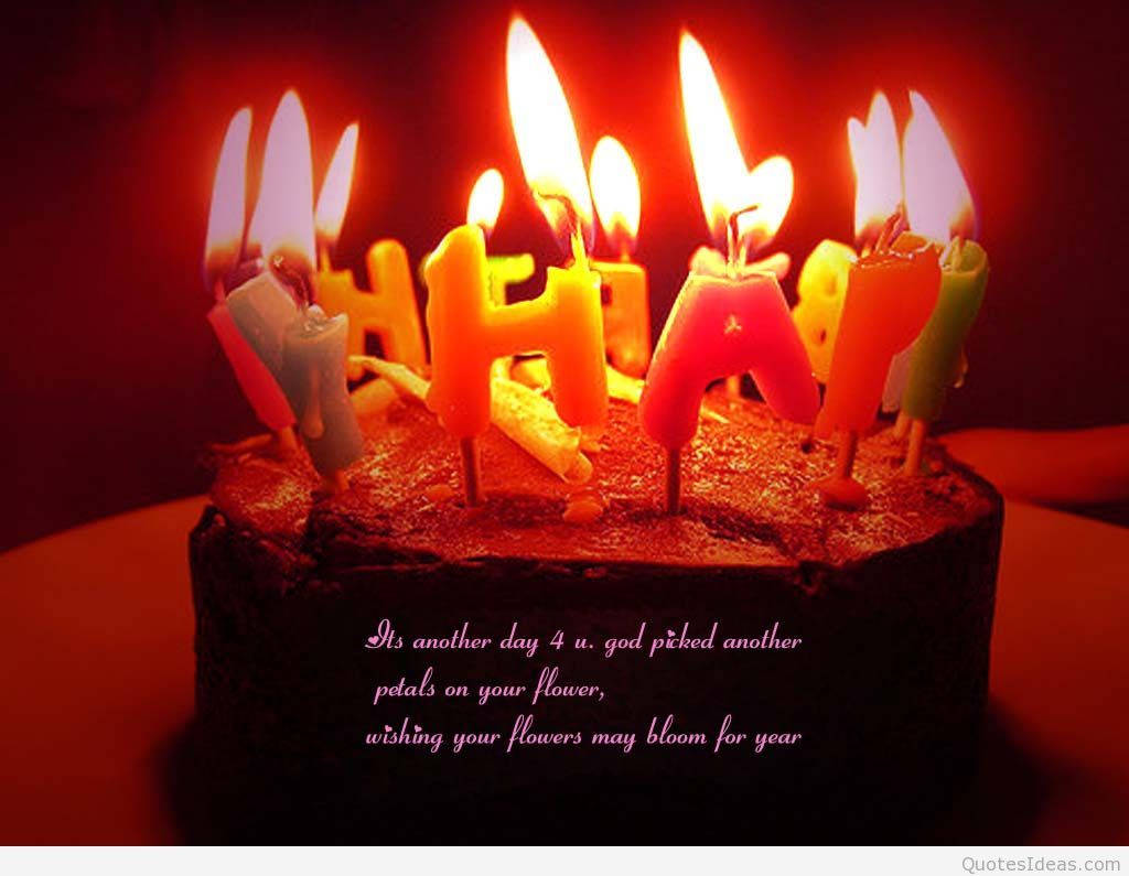 Birthday 桌布 壁紙 — 一個巧克力生日蛋糕，上面有燃燒的蠟燭拼出 'HAPPY'，在深紅色背景上溫暖地發光。