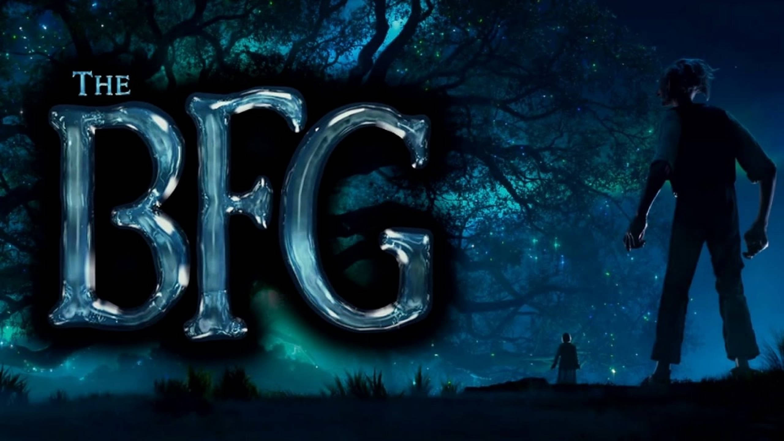 Bfg 桌布 壁紙 — 一個巨人和一個孩子站在星光燦爛的森林中，發光的藍色樹木下，帶有冰凍字母的'THE BFG'。
