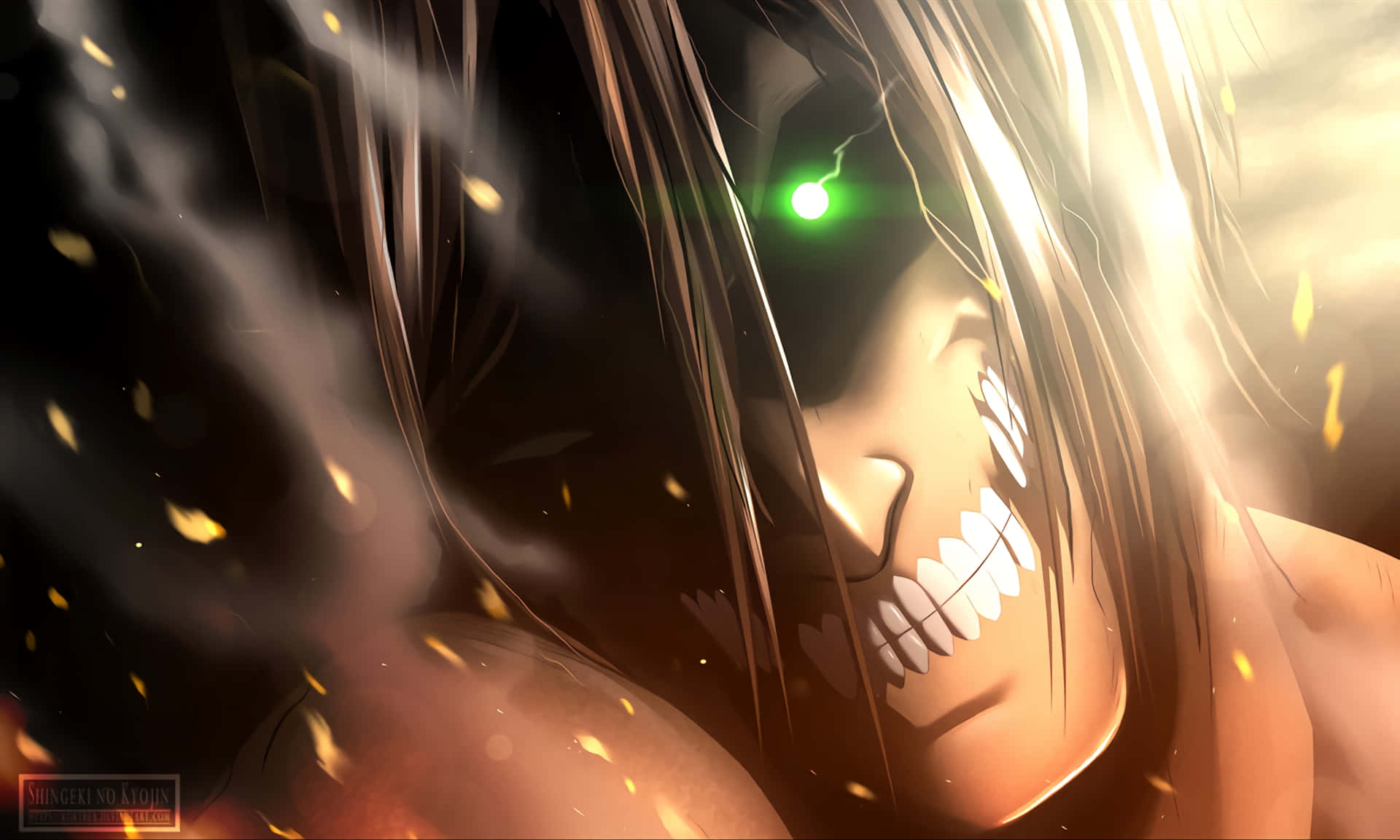 Attack On Titan Titan Eren 桌布 壁紙 — 一個巨人的特寫，有發光的綠色眼睛和尖銳的牙齒，在旋轉的煙霧和金色火花之中。