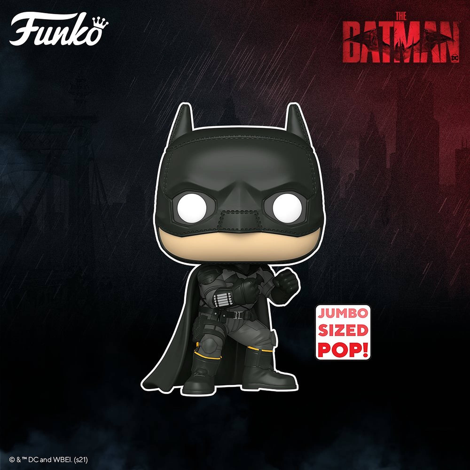蝙蝠俠 2022 桌布 壁紙 — 一個巨型 Funko Pop 蝙蝠俠人偶站在雨中高譚市景觀中，帶有紅色和黑色色調。