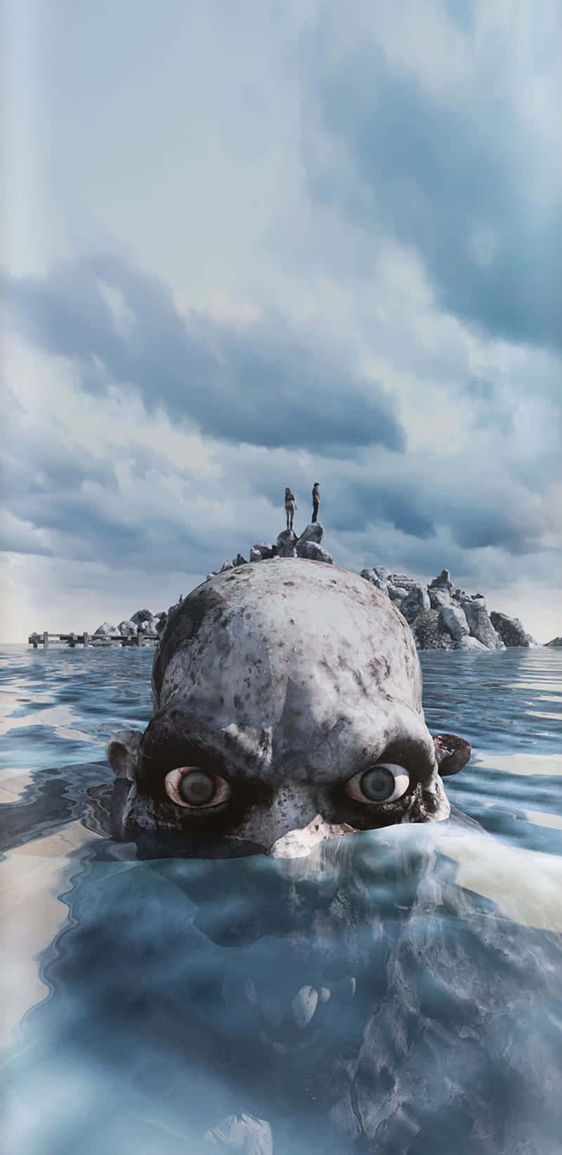 Creepy Ocean 桌布 壁紙 — 一個巨大、風化的頭骨從冰冷的水中浮現，天空風暴密佈，兩個細小的人影站在遠處的岩石島上。