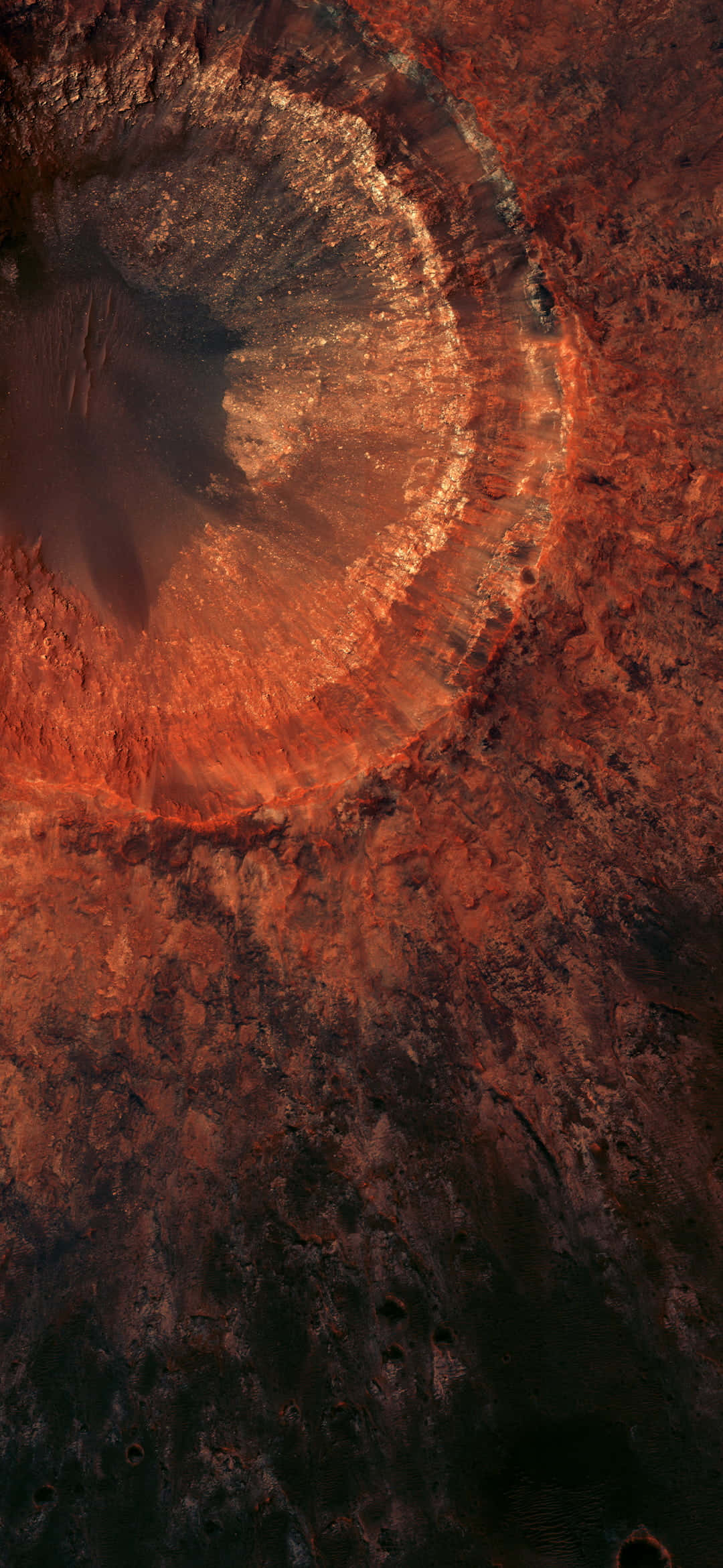 Mars Landscape 桌布 壁紙 — 一個巨大圓形隕石坑的鳥瞰圖，在深色紅土地形上散發著溫暖的橙色光芒。