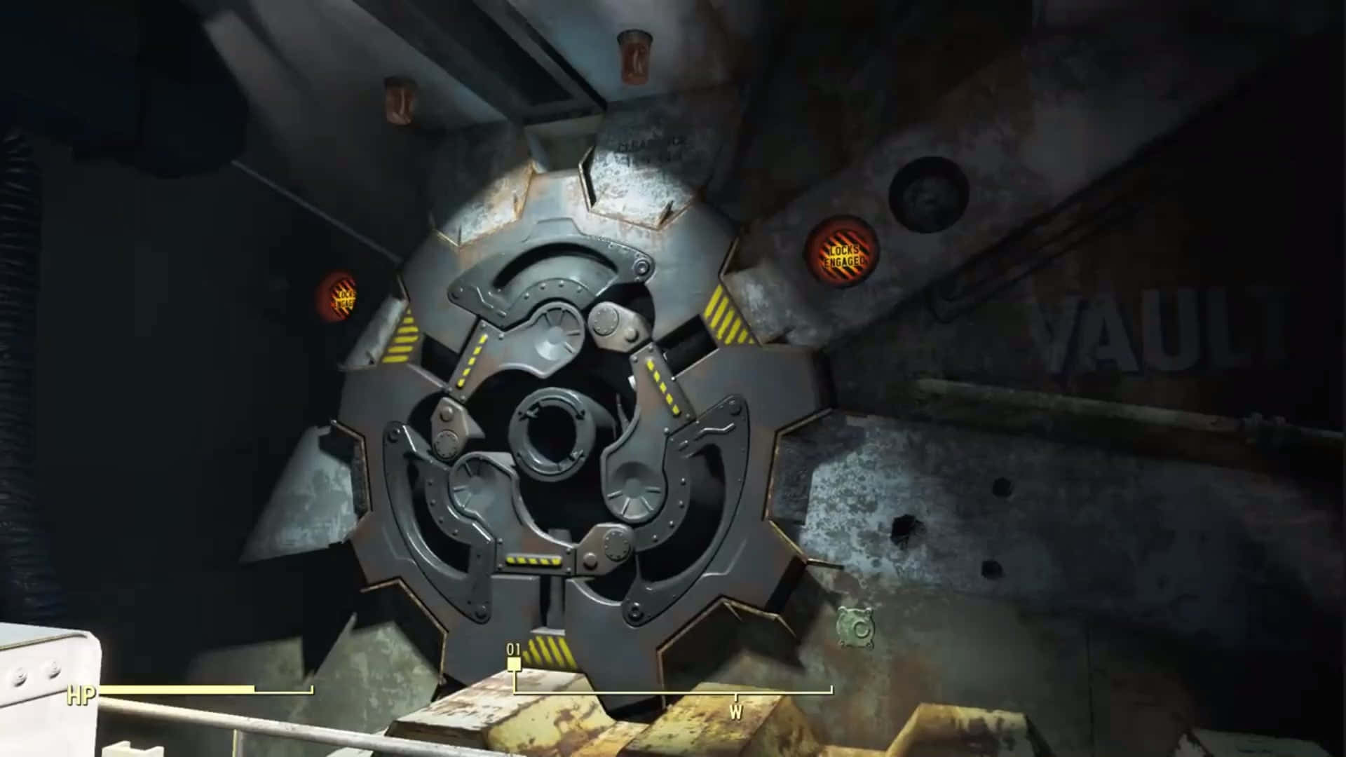 Fallout 4 Vault 桌布 壁紙 — 一個巨大生鏽的保險庫門的特寫，在昏暗的工業環境中發出橙色光芒。
