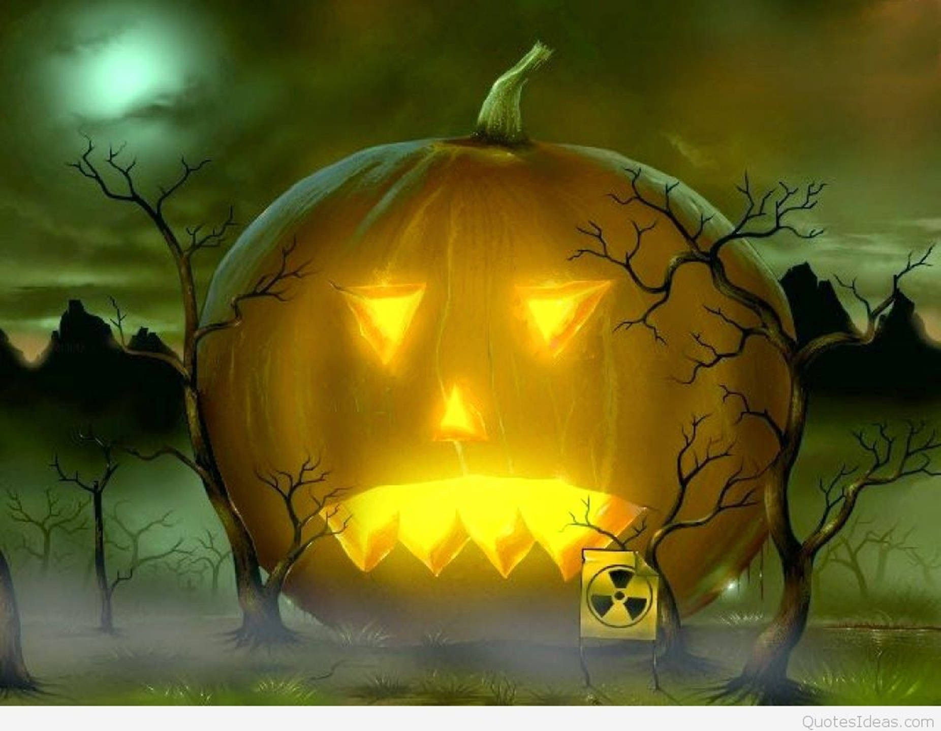 Pumpkin 桌布 壁紙 — 一個巨大發光的傑克南瓜燈，帶著兇惡的笑容，在綠色月亮下照亮了陰森的森林。