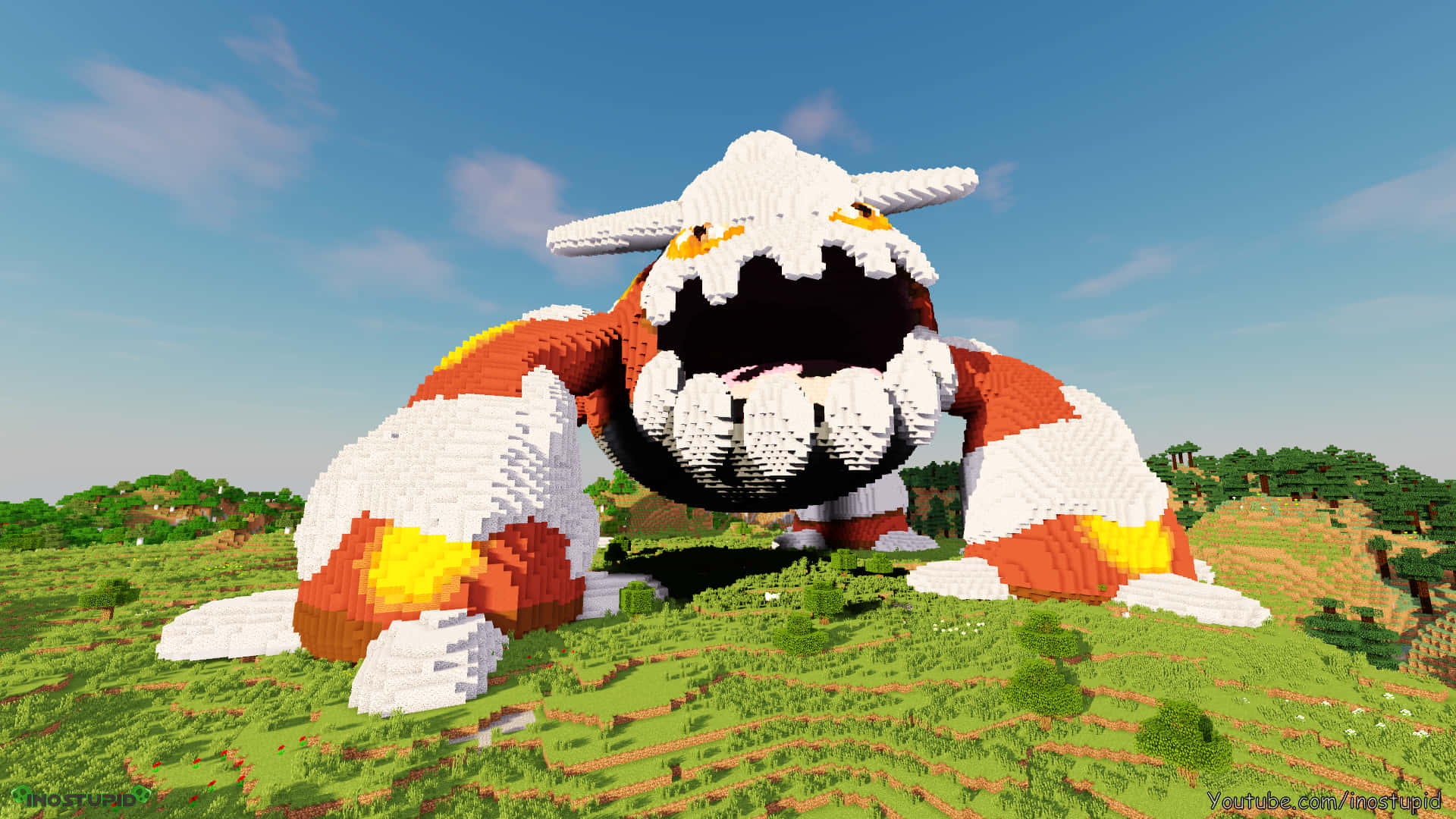 任天堂 桌布 壁紙 — 一個巨大的 LEGO 風格烈咬陸鯊雕塑在晴朗藍天下的草叢 Minecraft 山頂咆哮。