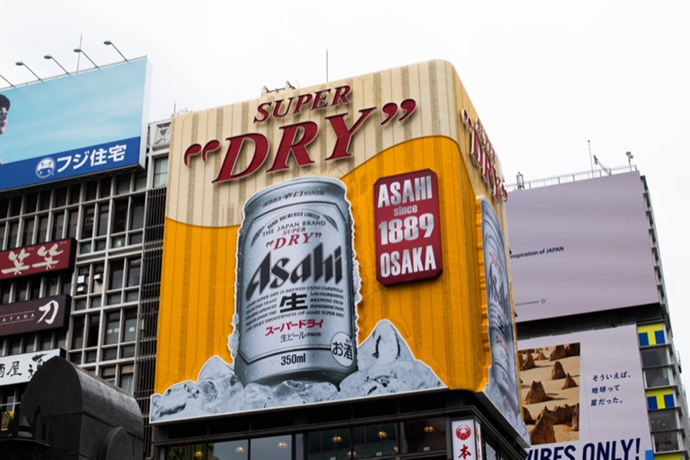 東京建築物上的大型Asahi啤酒罐廣告，帶有雪山圖案。 — 大阪 壁紙