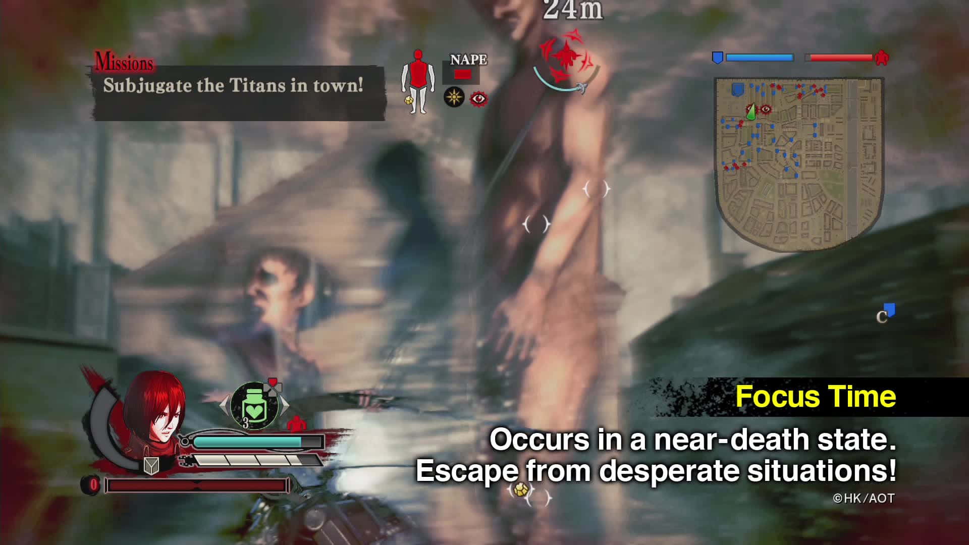 Attack On Titan Video Game 桌布 壁紙 — 一個巨大的人形泰坦籠罩著城市景觀，一個紅髮角色在帶有任務文字和生命條的視頻遊戲界面中戰鬥。