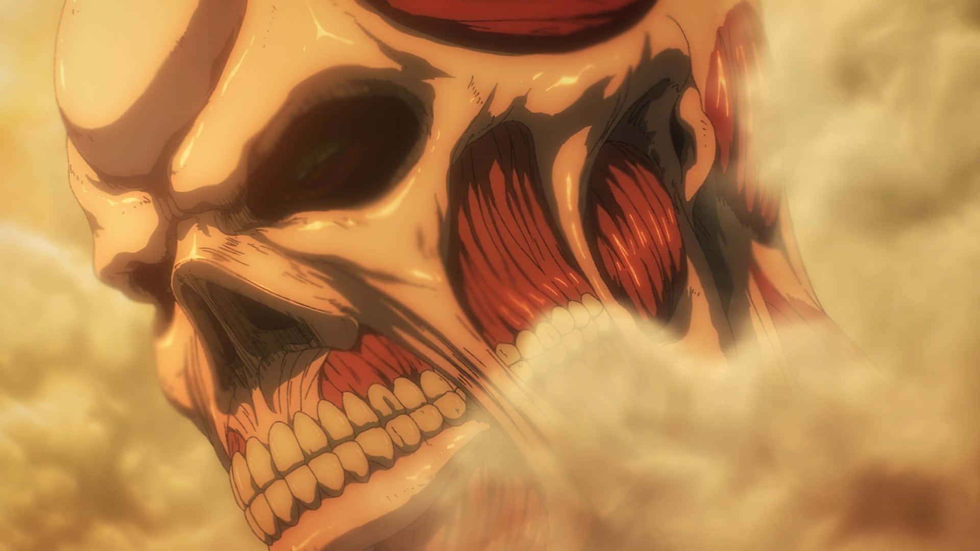 Attack On Titan The Final Season 桌布 壁紙 — 一個巨大的人形頭骨特寫，帶有暴露的紅色肌肉組織和發光的眼睛，從煙霧中浮現，背景為金色。