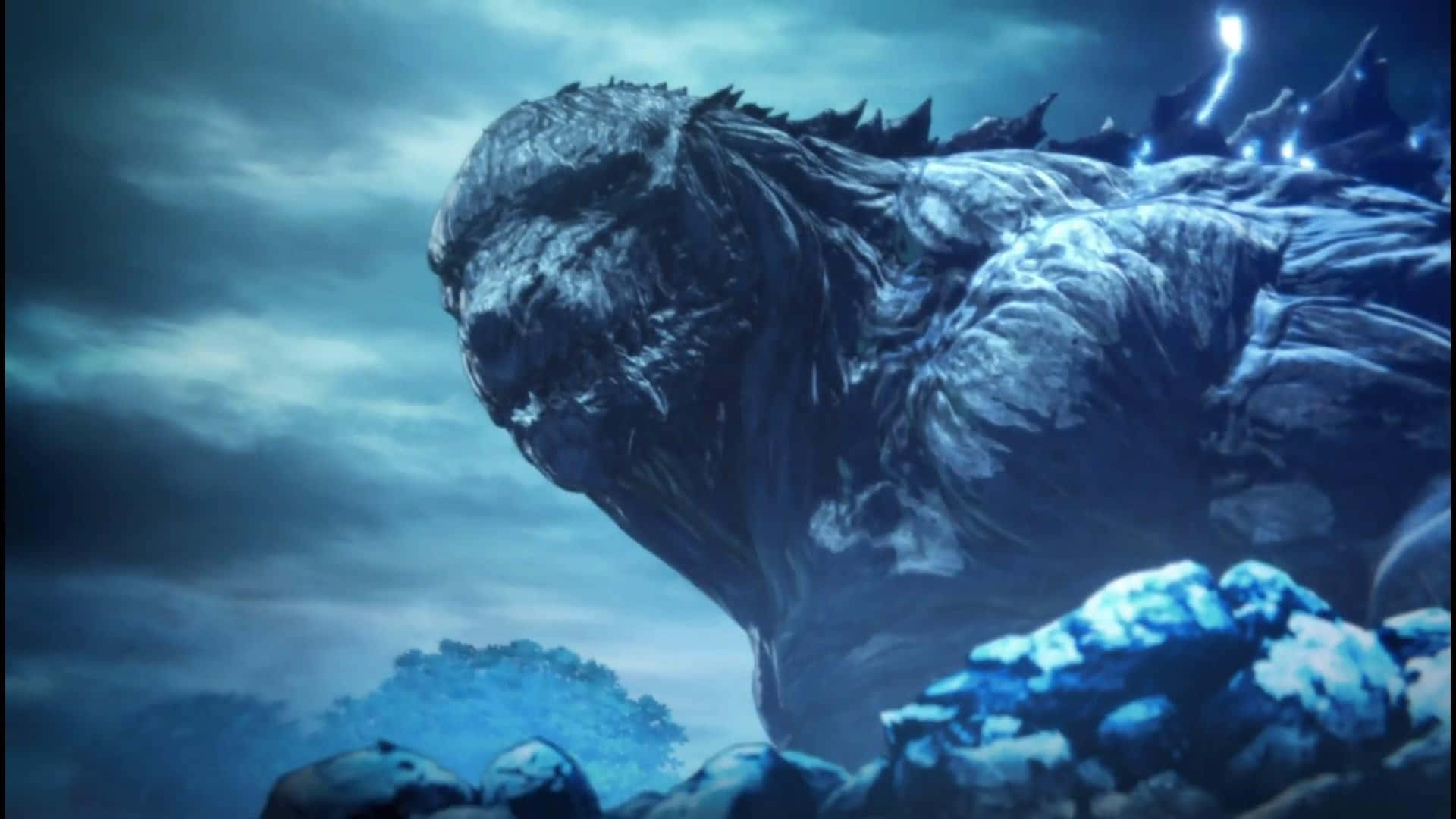 Godzilla Earth 桌布 壁紙 — 一個巨大的冰霜哥斯拉般怪物，發光的藍色背鰭，在暴風雨黃昏的天空下，聳立在岩石景觀之上。