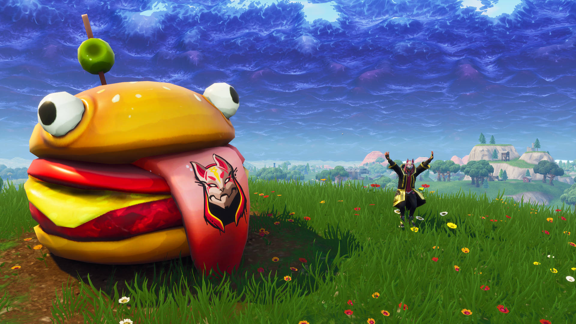 Fortnite 造型 桌布 壁紙 — 一個巨大的卡通風格漢堡，有眼睛和櫻桃裝飾，站在草地上，遠處有一個角色在戲劇性的紫色天空下慶祝。