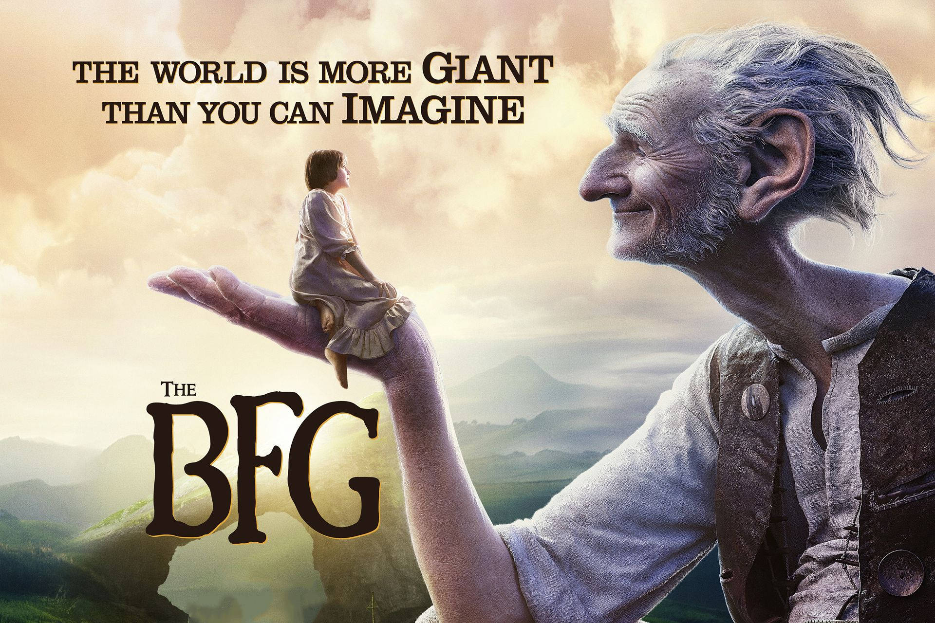 Bfg 桌布 壁紙 — 一個巨大的友善生物輕輕地將一個小女孩放在他的手掌上，背景是柔和的金色天空和下方連綿起伏的山丘。