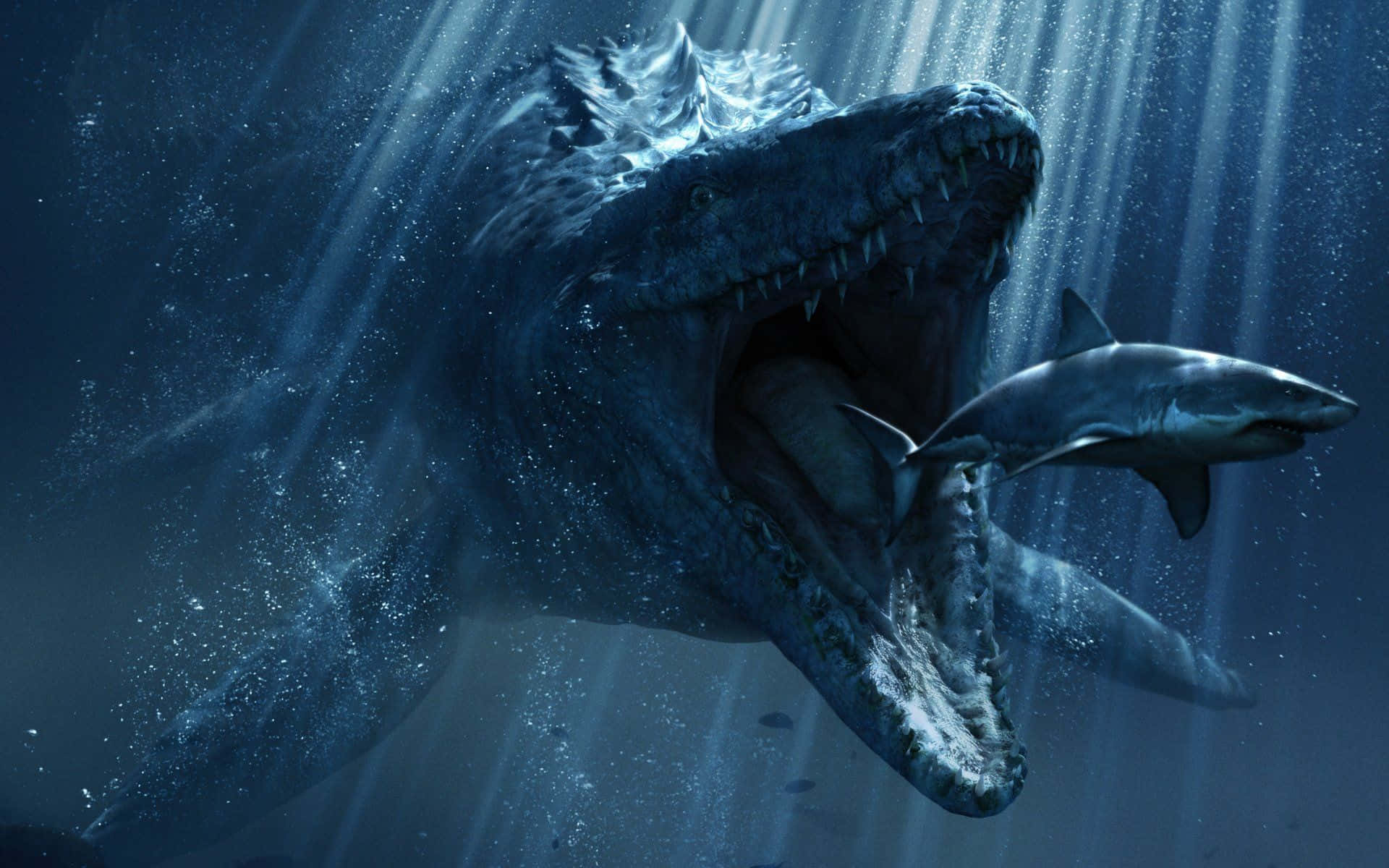 Jurassic World 桌布 壁紙 — 一個巨大的史前海怪，頭部帶刺，張開大嘴，在水下猛衝，吞下一條鯊魚，在深藍色的海洋中，陽光穿透水面。
