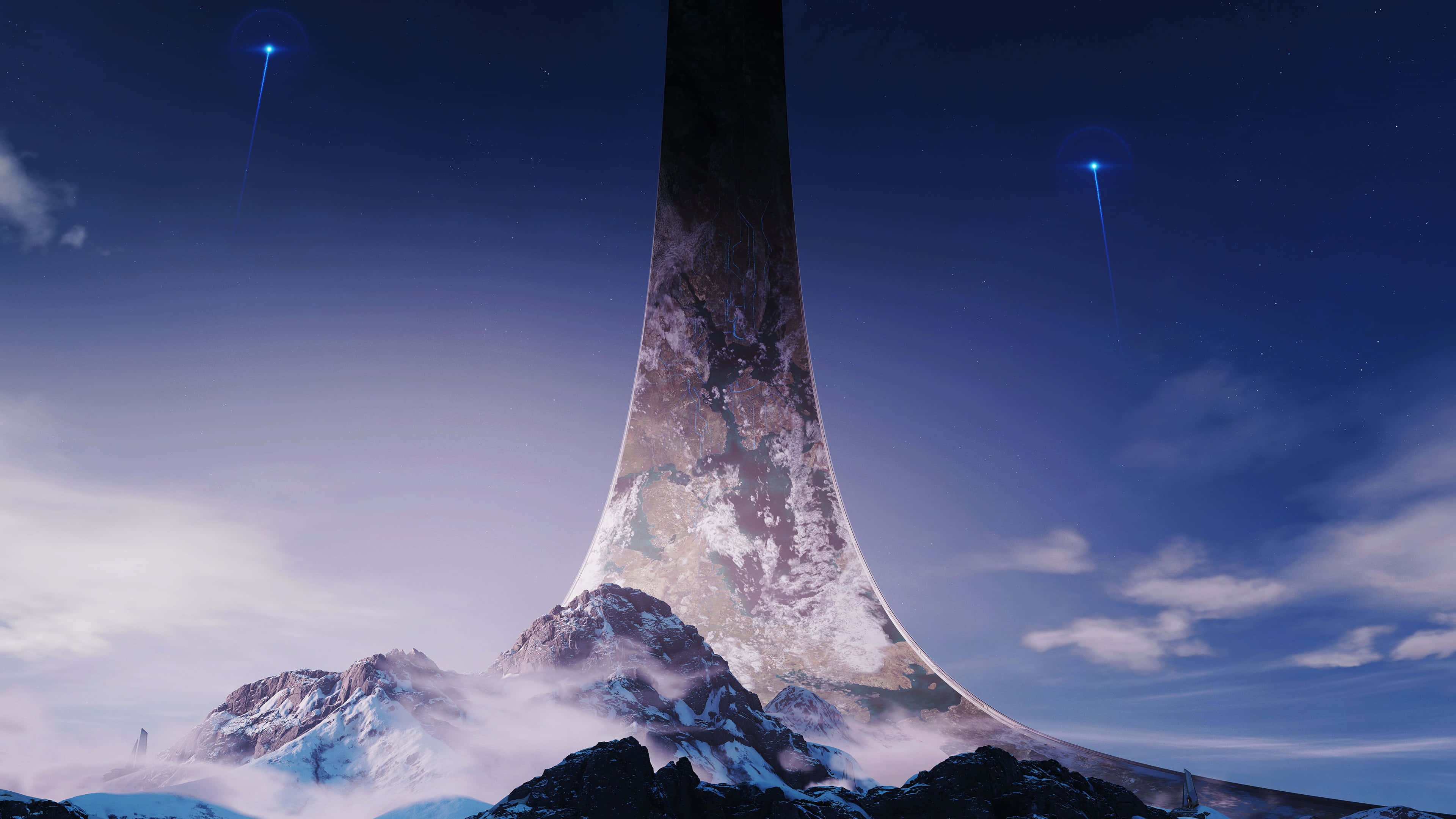 Halo Forerunner 桌布 壁紙 — 一個巨大的外星巨石從白雪覆蓋的山脈中升起，在星光璀璨的暮色天空下，有發光的藍色光束降下。