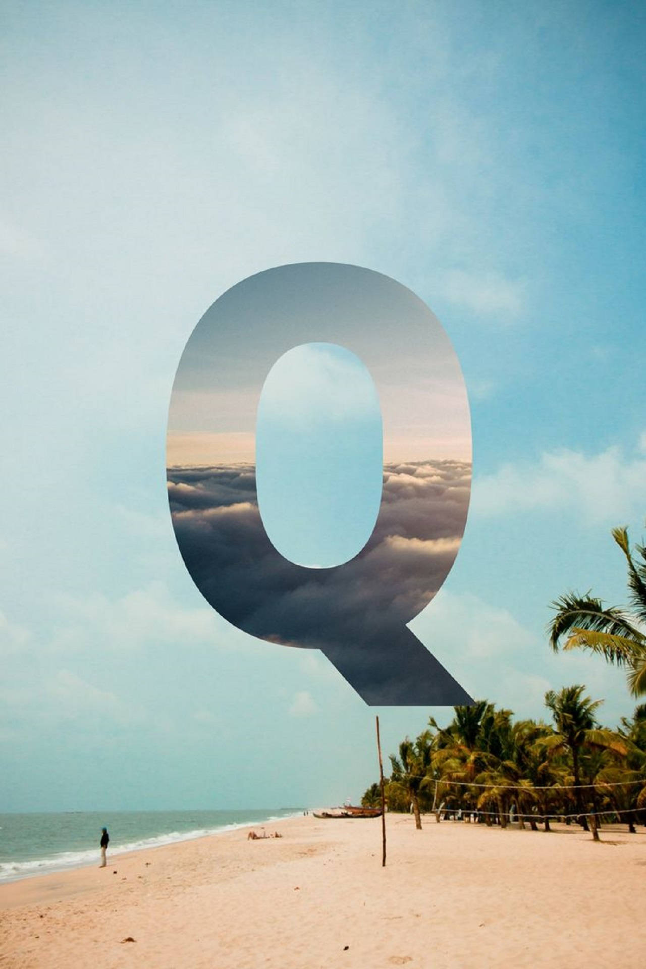 q 桌布 壁紙 — 一個巨大的字母Q漂浮在熱帶海灘上，有棕櫚樹和海洋波浪，在柔和的藍天下。